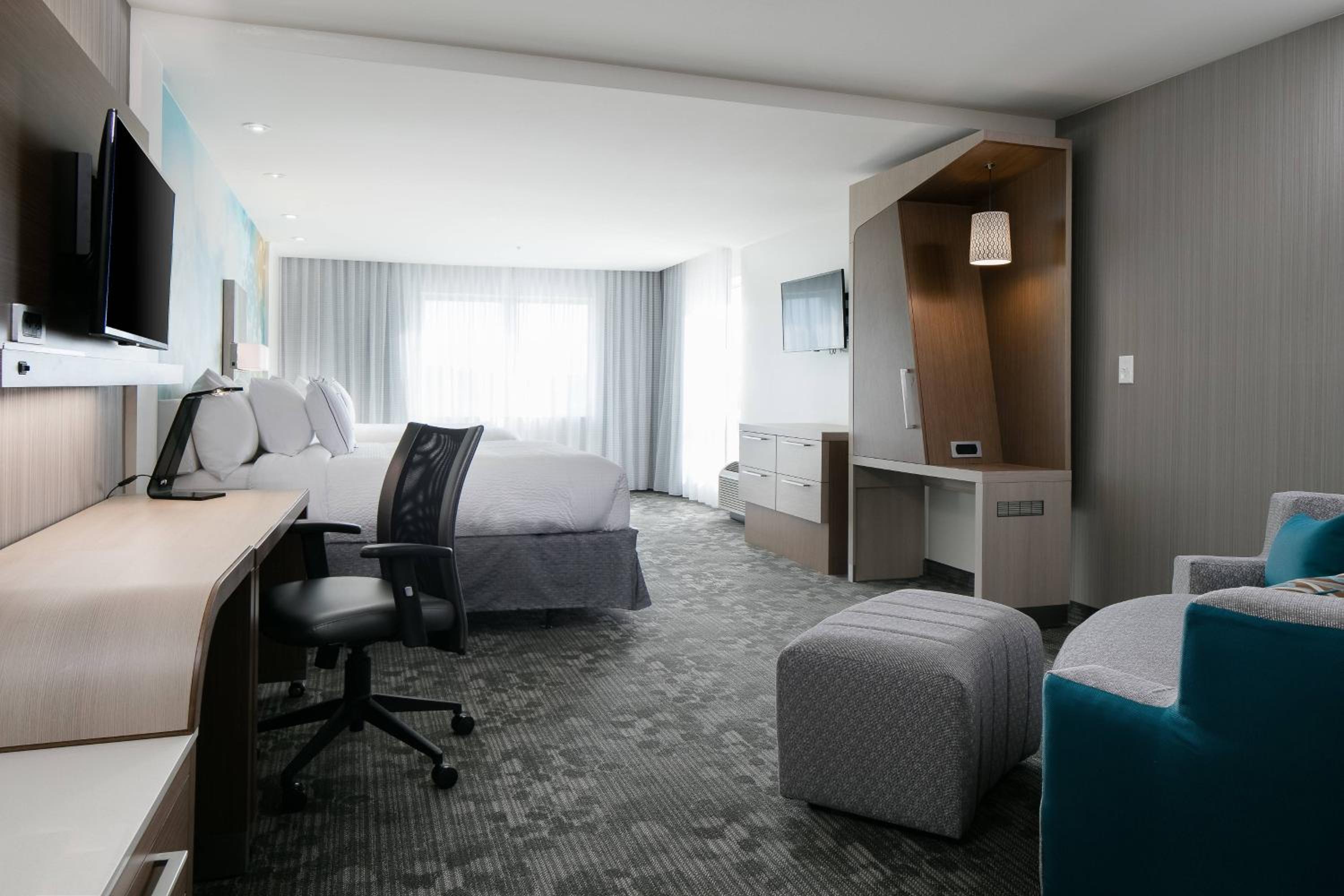 Larger Queen Room with Two Queen Beds, Bathtub and Sofa Bed - Mobility Access photo 1
