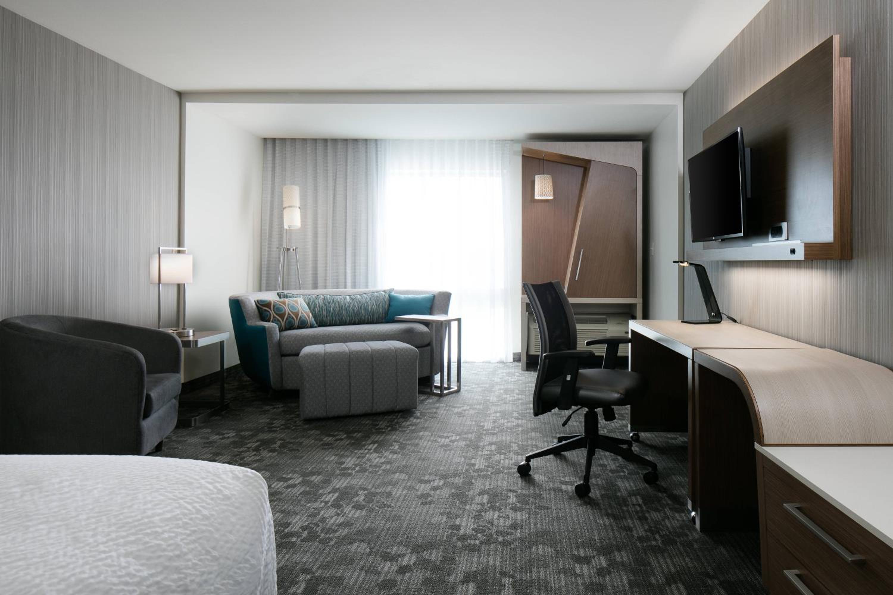 Larger King Room with Sofa Bed photo 1