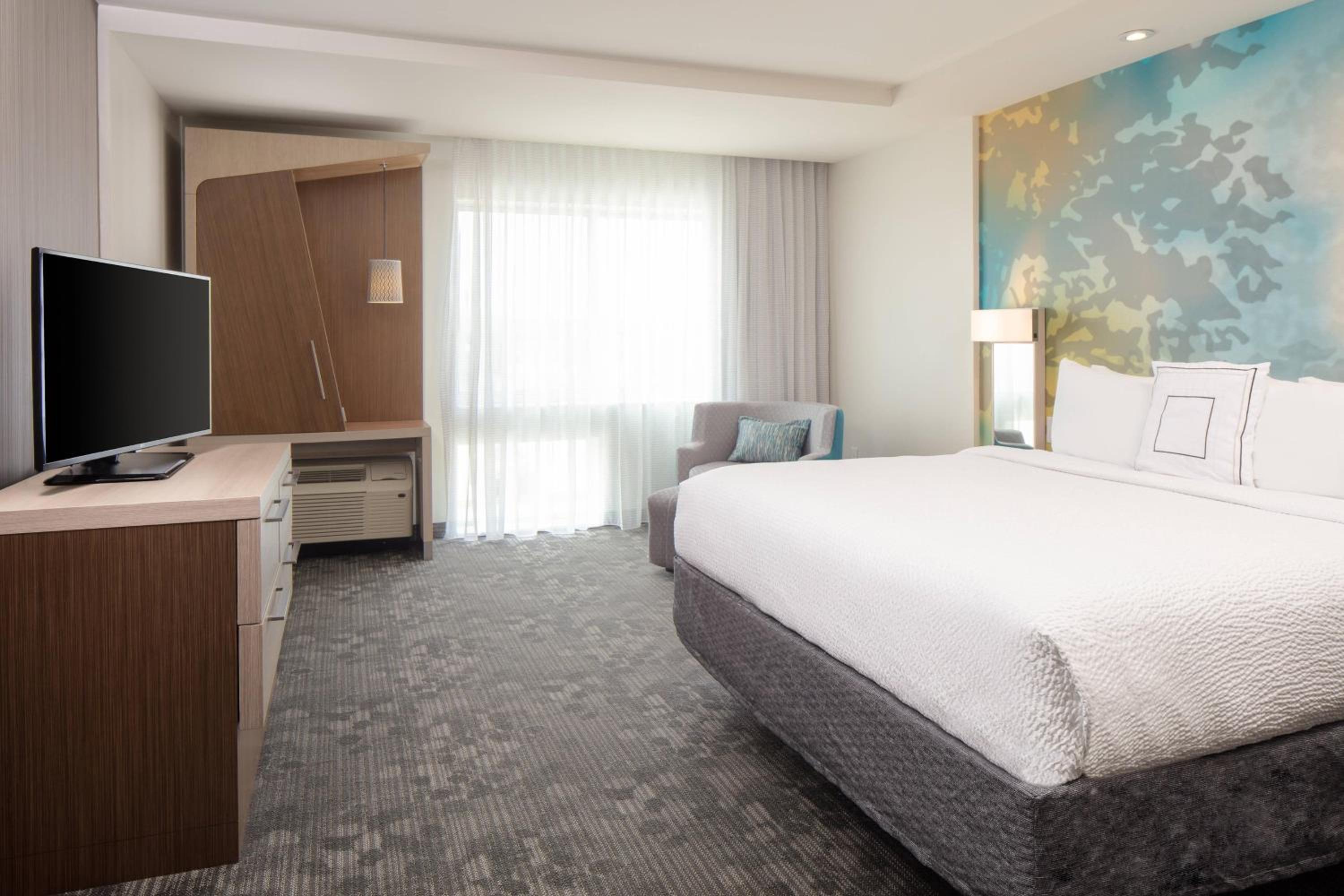 King Suite with Bathtub and Sofa Bed - Mobility Access photo 2