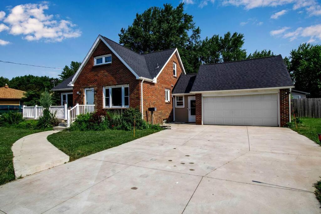 Five-Bedroom House photo 2