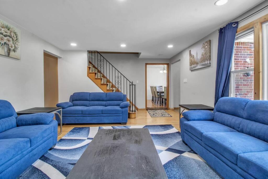 Five-Bedroom House photo 3