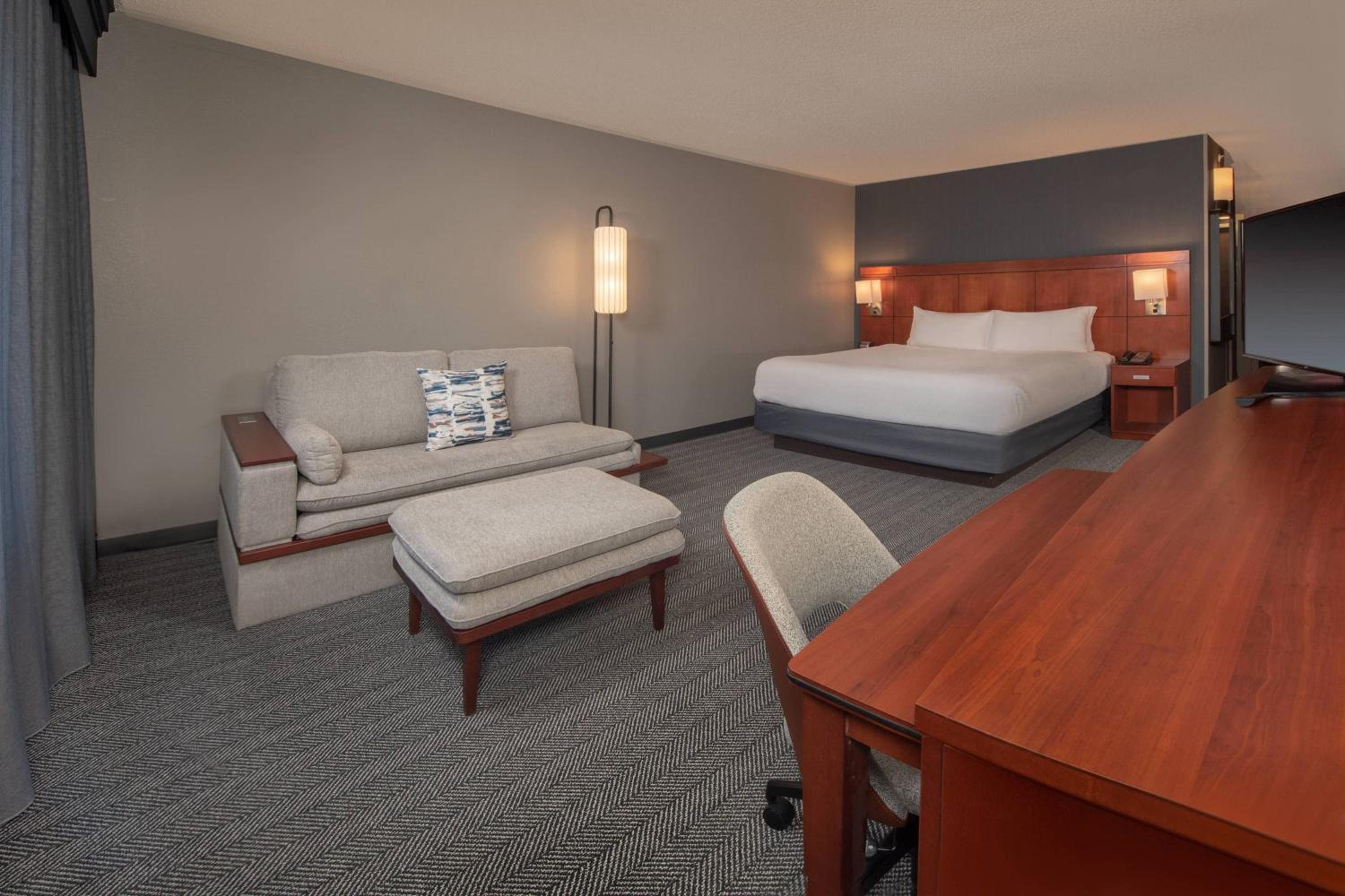 King Room with Sofa Bed - Photo 1