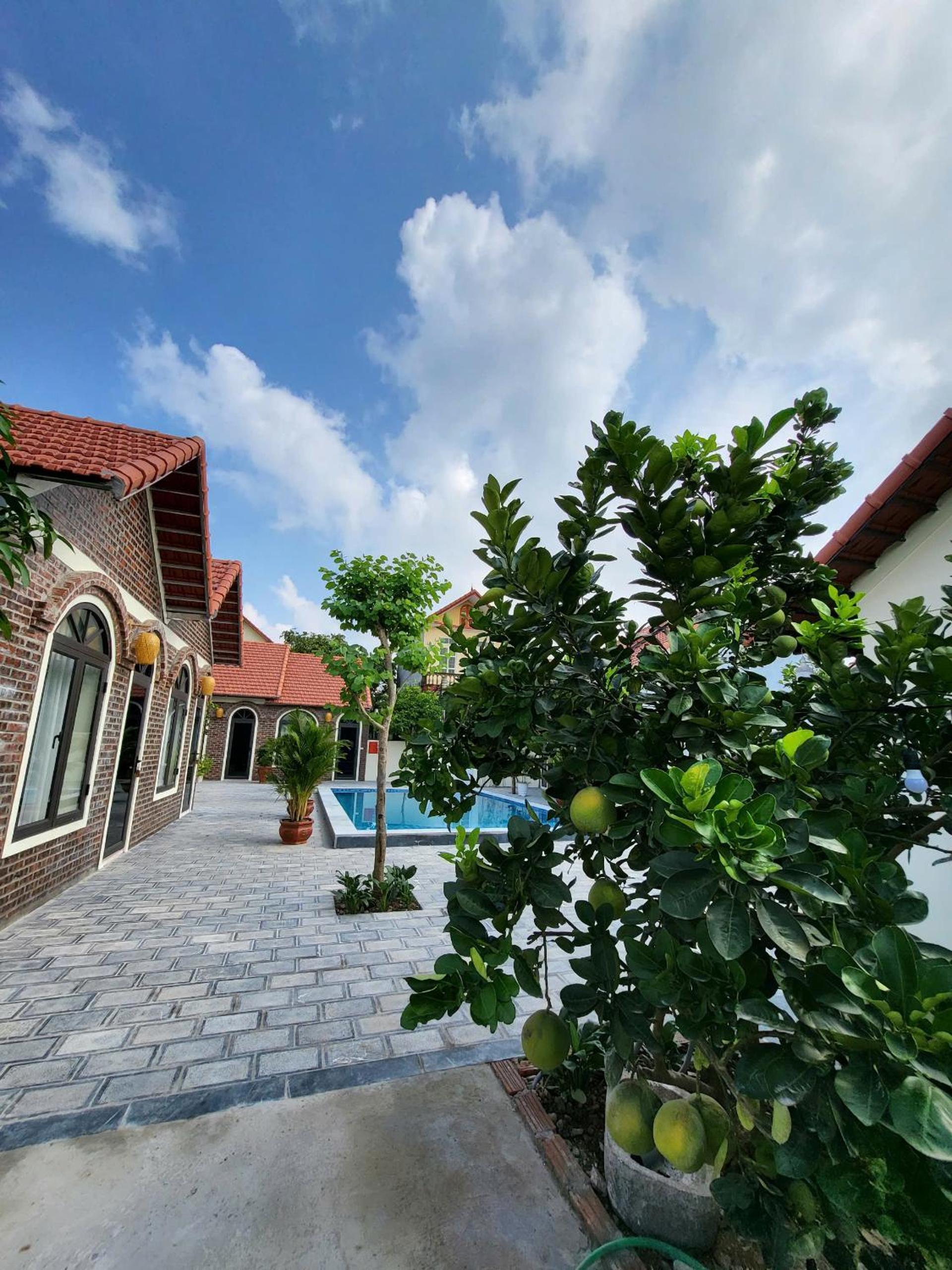 Deluxe Family Room with Pool View photo 1