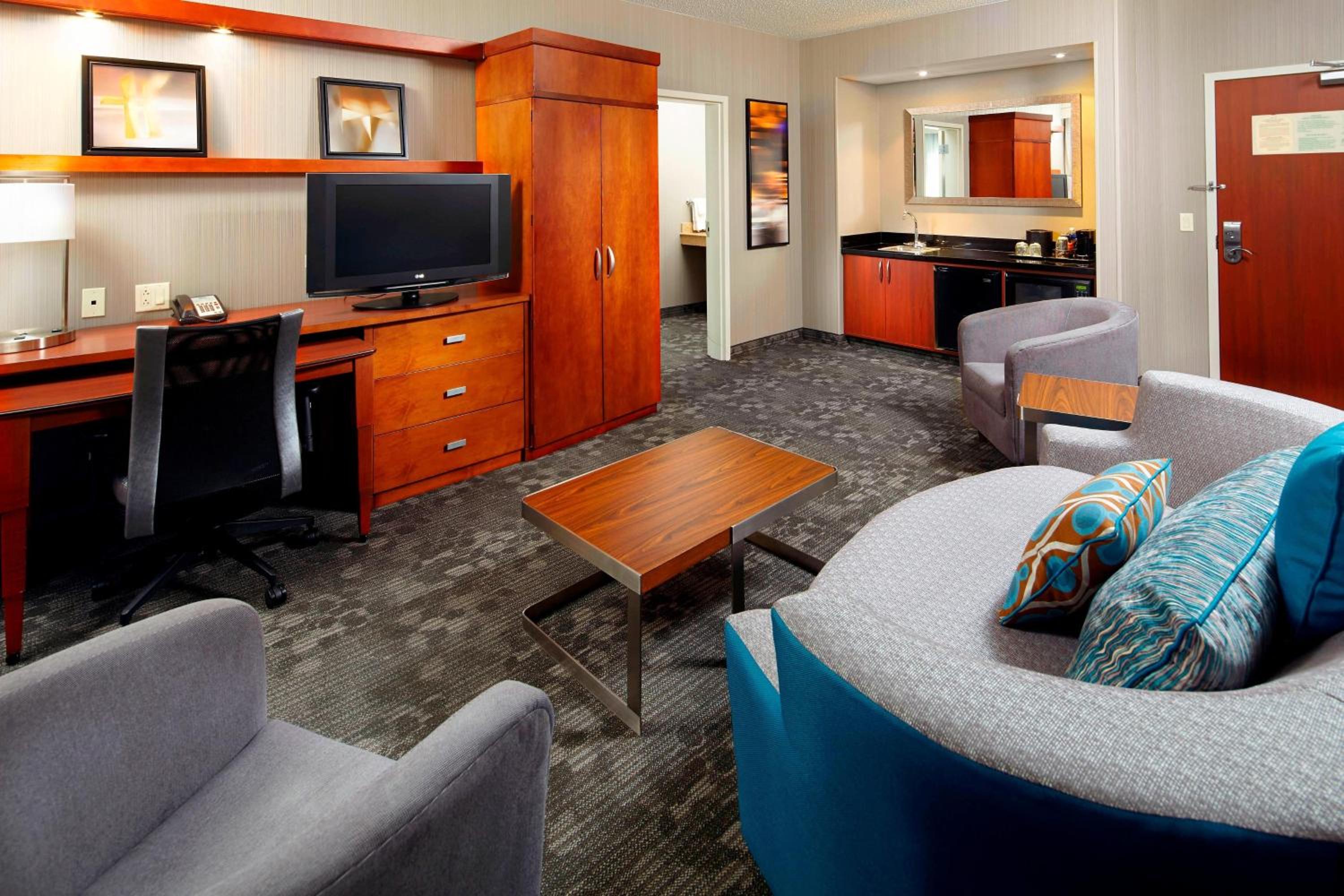 One-Bedroom King Suite with Sofa Bed - Non-Smoking - Photo 4