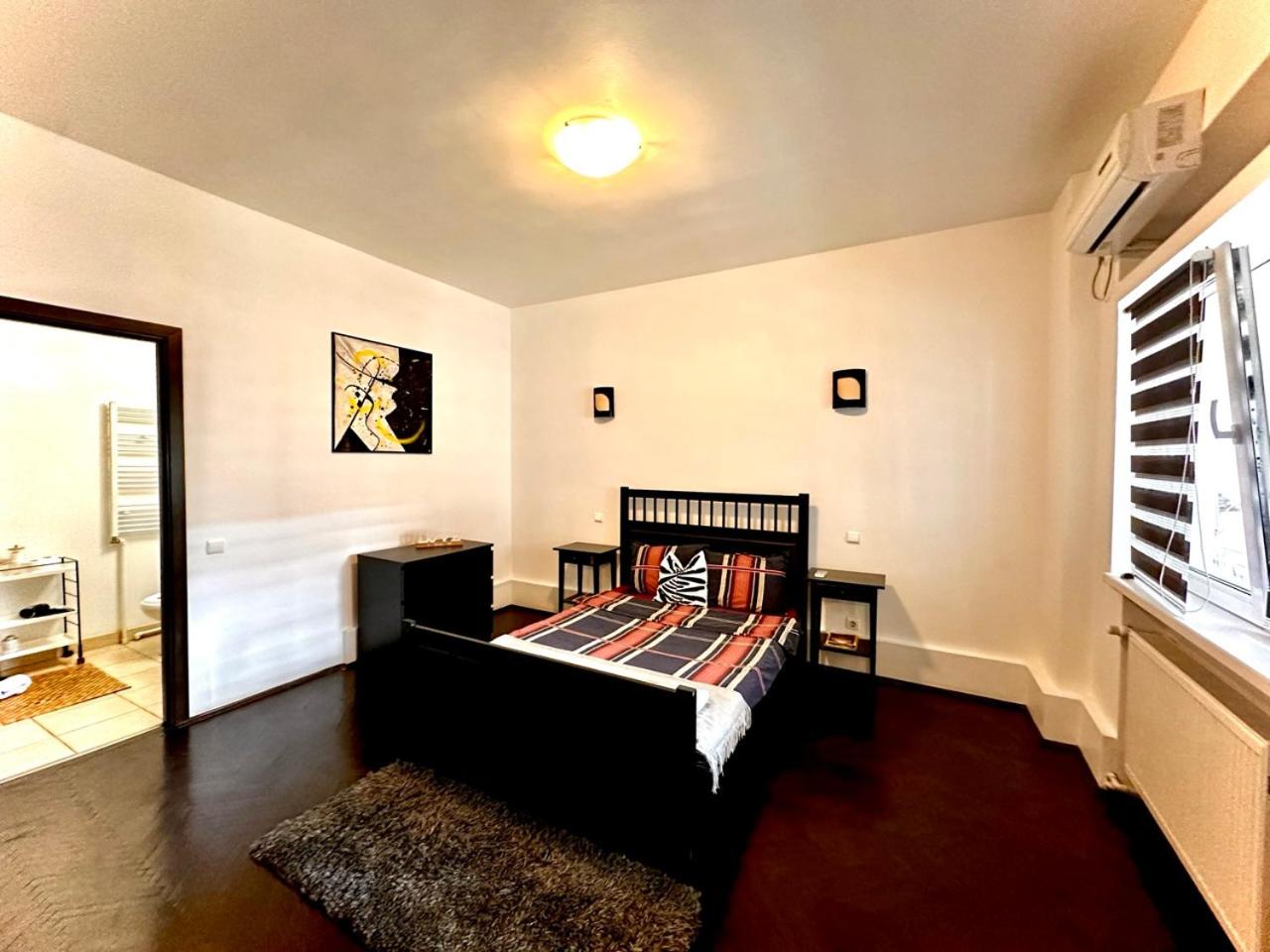 Apartment with Balcony - Photo 2