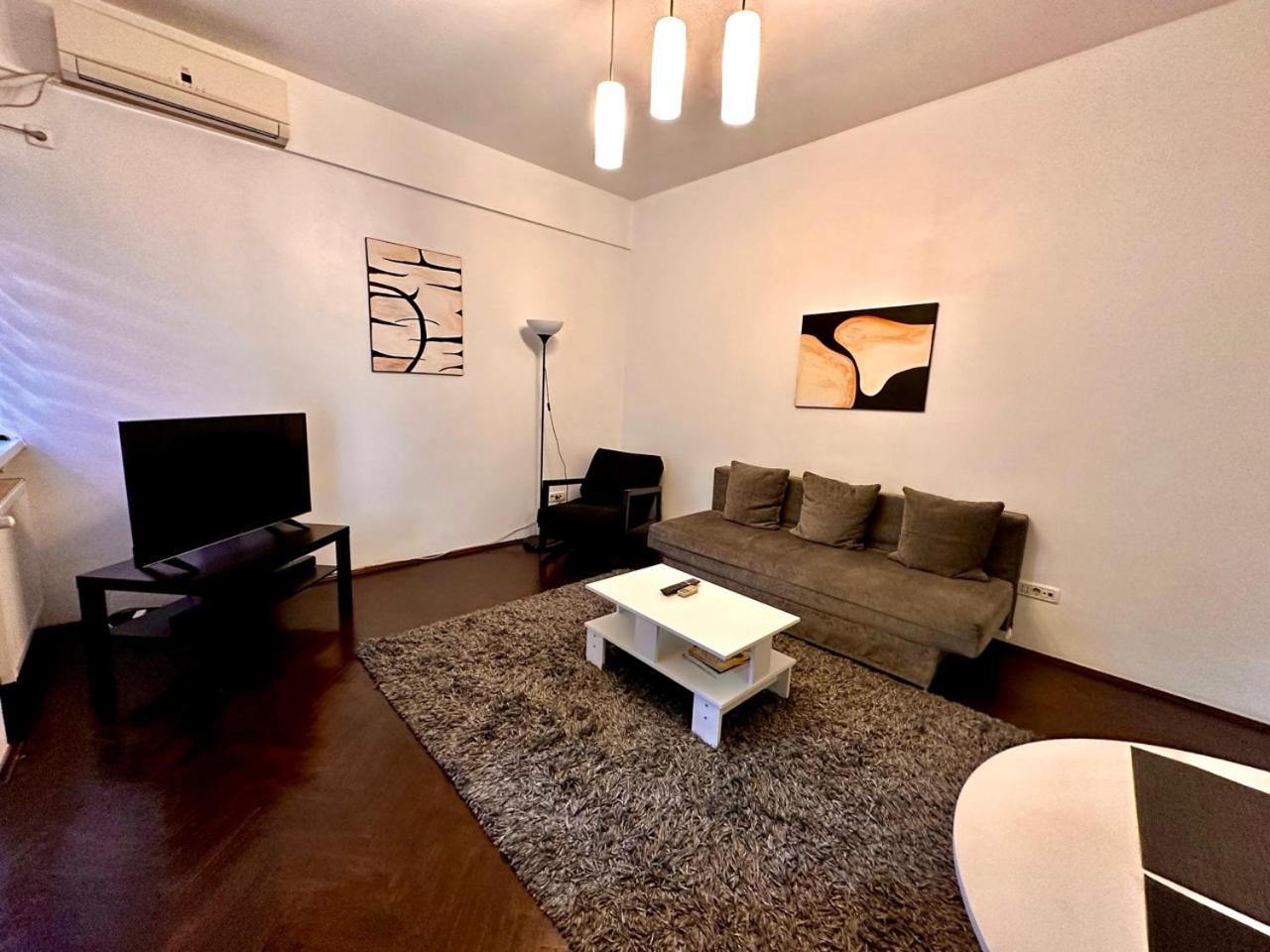 Apartment with Balcony - Photo 3