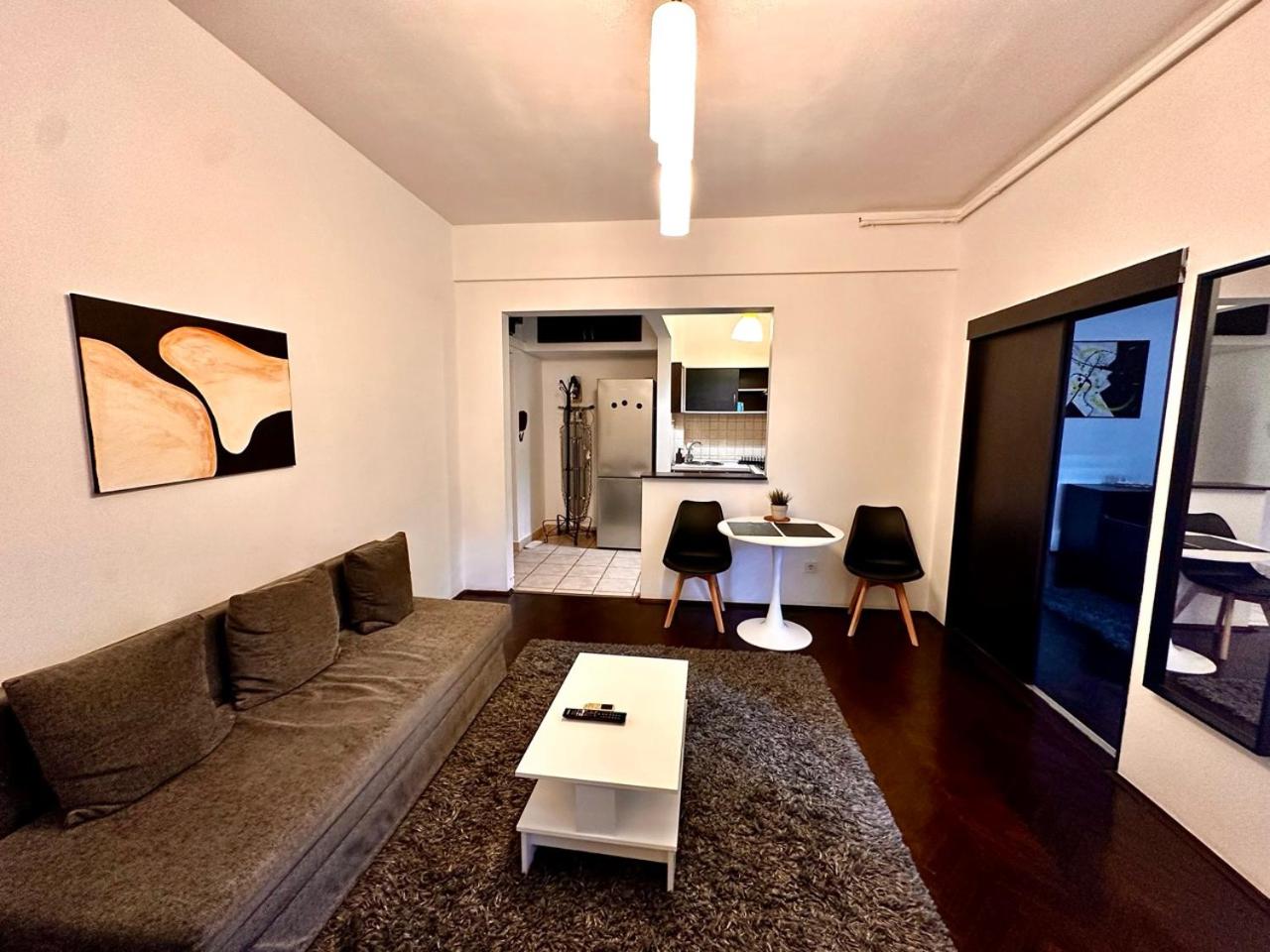 Apartment with Balcony - Photo 4