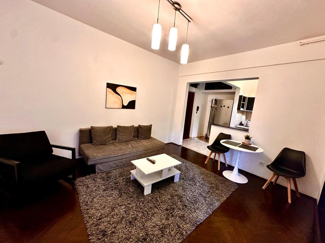 Apartment with Balcony - Photo 5