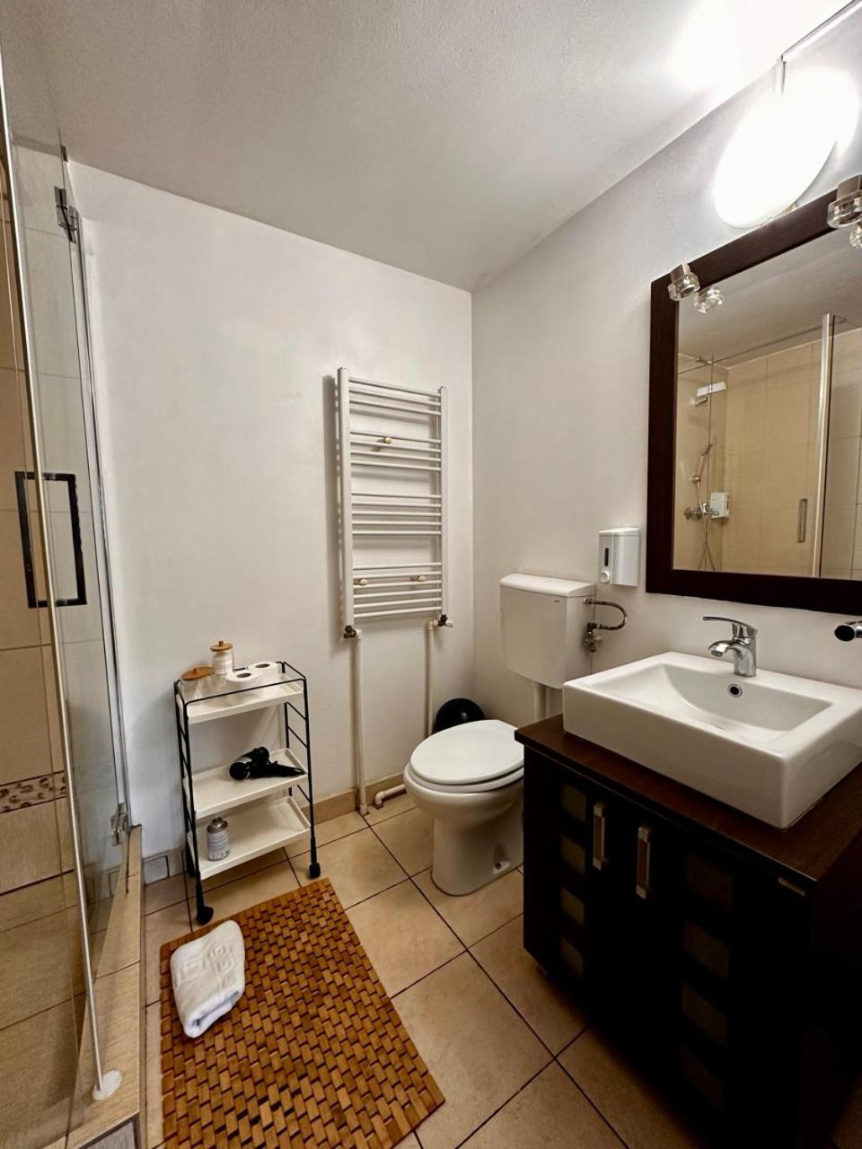 Apartment with Balcony - Photo 6