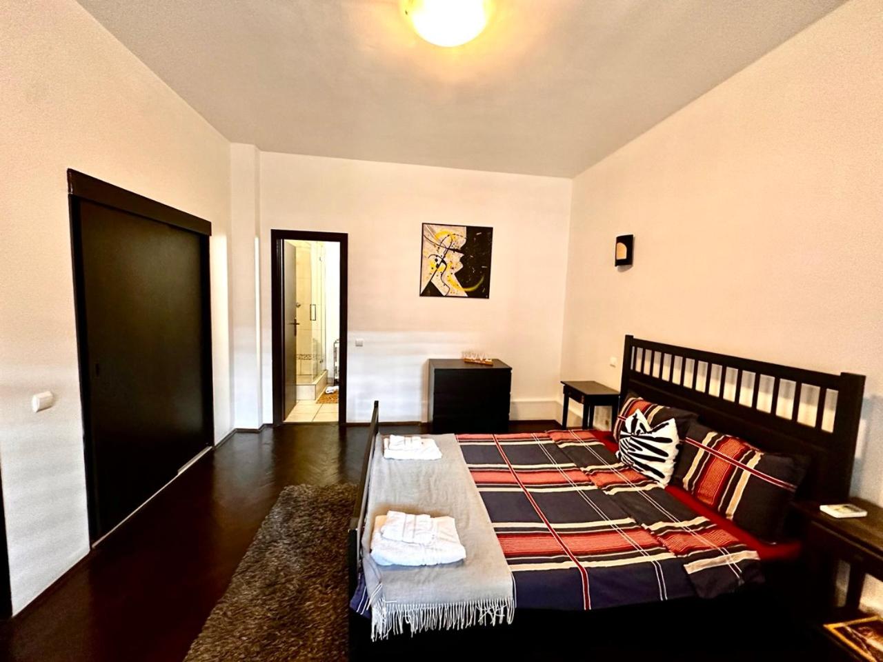 Apartment with Balcony - Photo 7