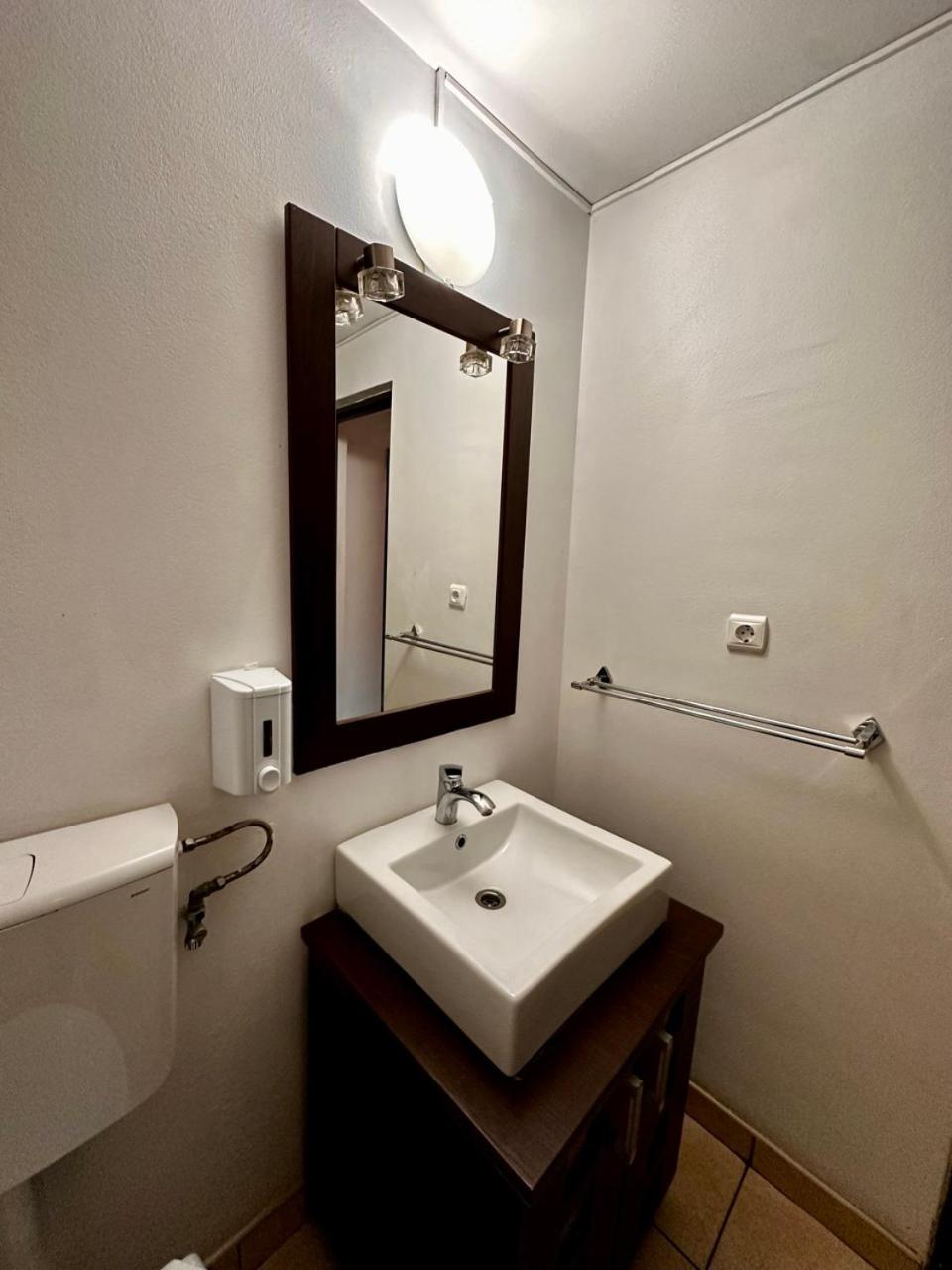 Apartment with Balcony - Photo 9