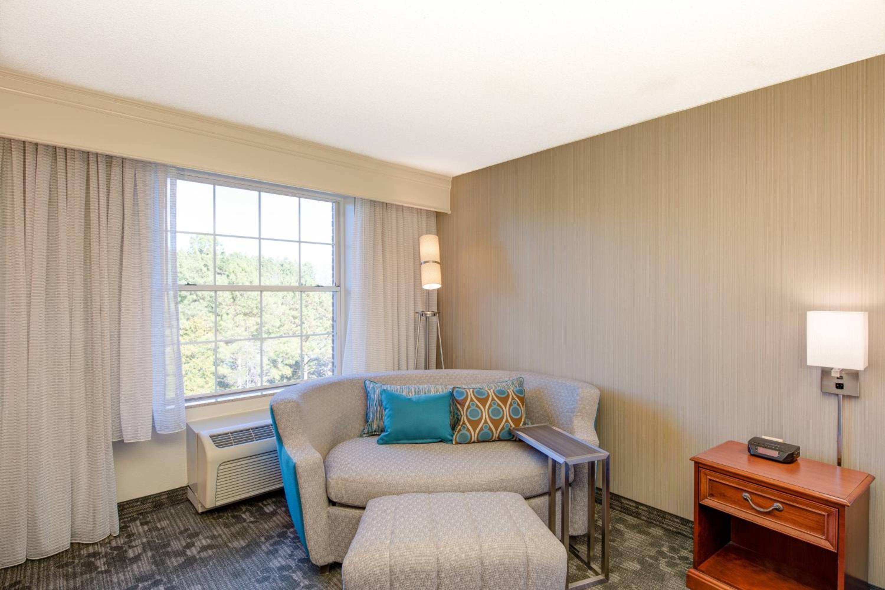 King Room with Sofa Bed and Adapted Tub - Mobility and Hearing Accessible - Photo 4