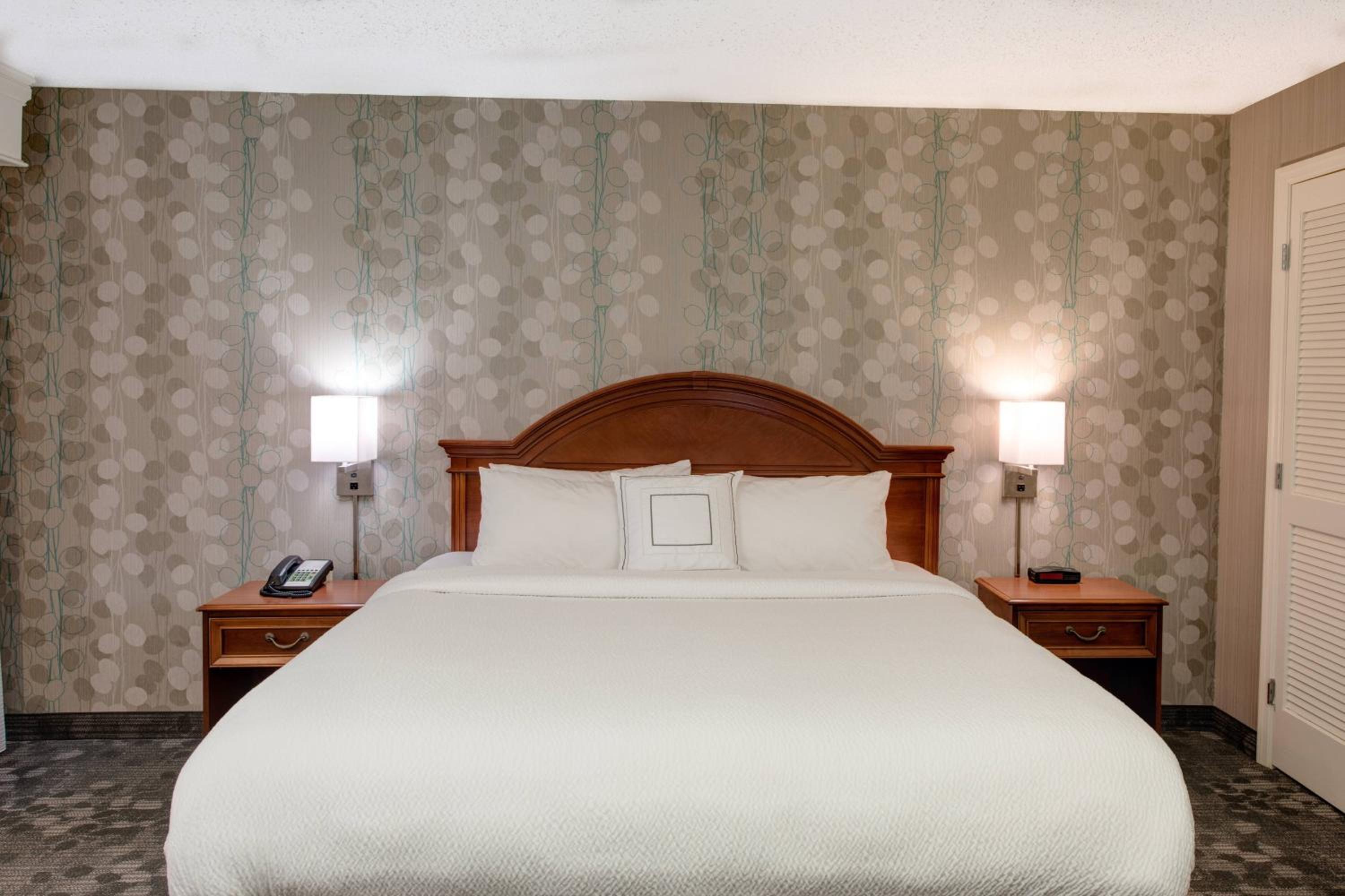 Larger Guest room, 1 King, Sofa bed - Photo 4