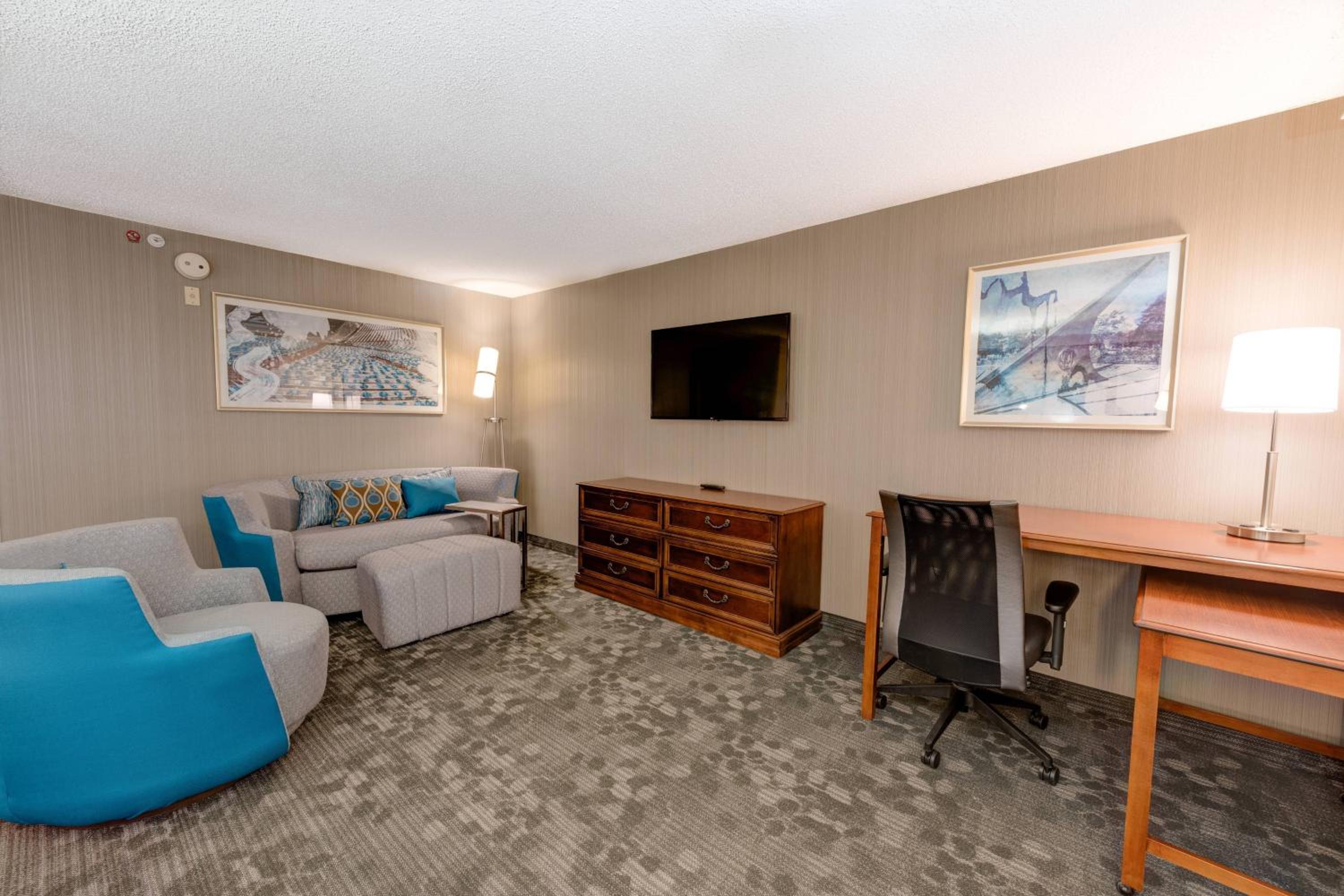 Larger Guest room, 1 King, Sofa bed - Photo 1