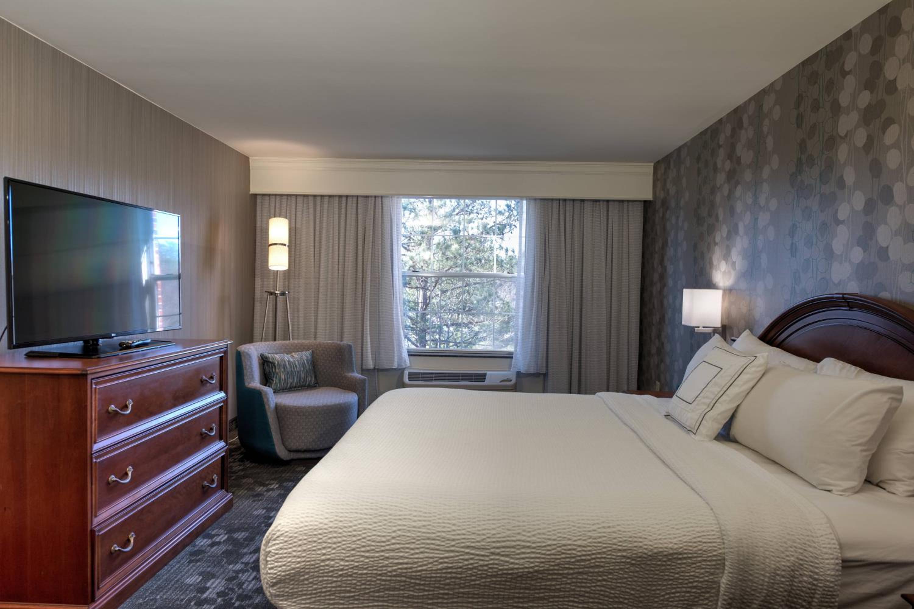 1 Bedroom Executive Suite, 1 King, Sofa bed - Photo 3