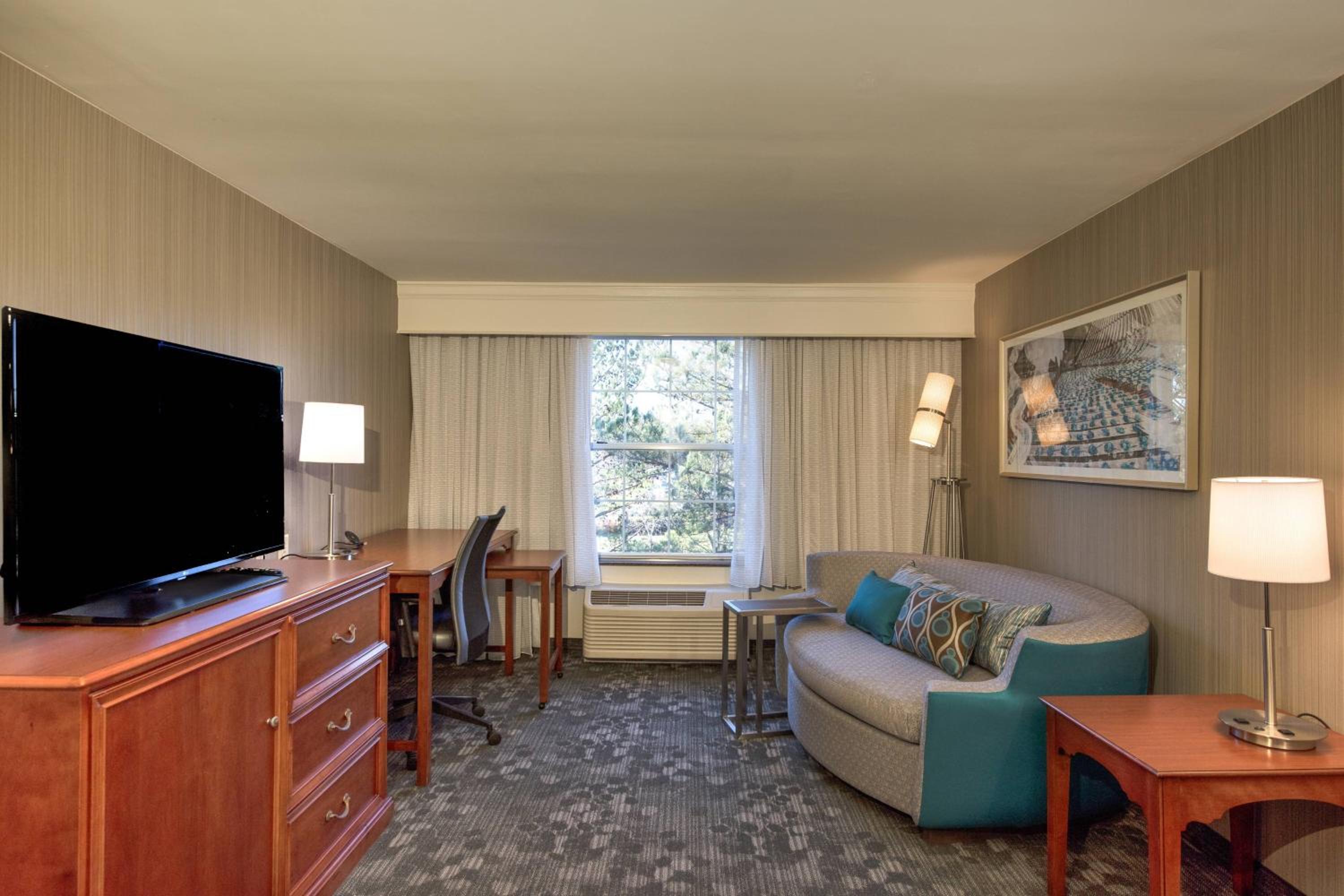 1 Bedroom Executive Suite, 1 King, Sofa bed - Photo 2