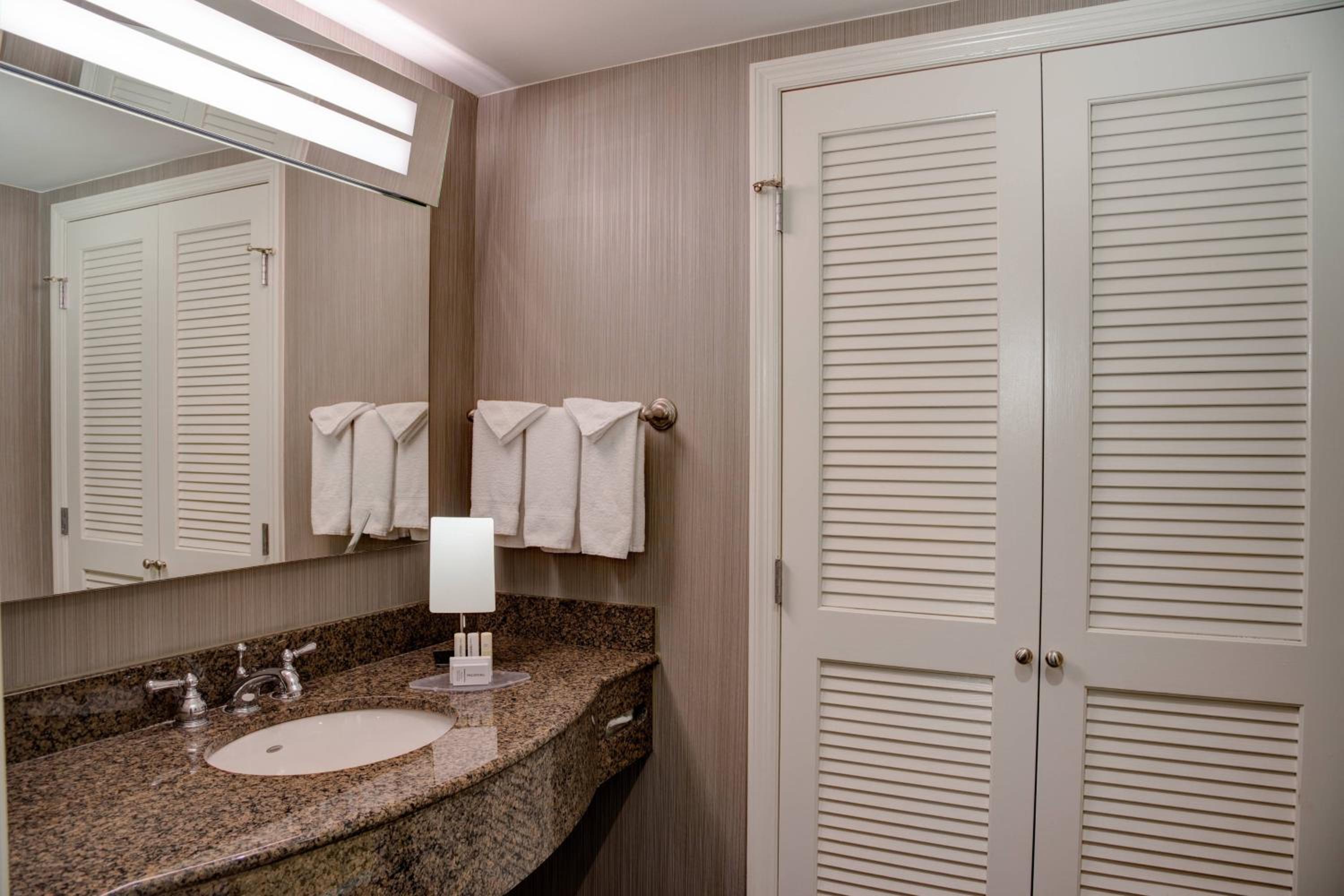 1 Bedroom Executive Suite, 1 King, Sofa bed - Photo 4