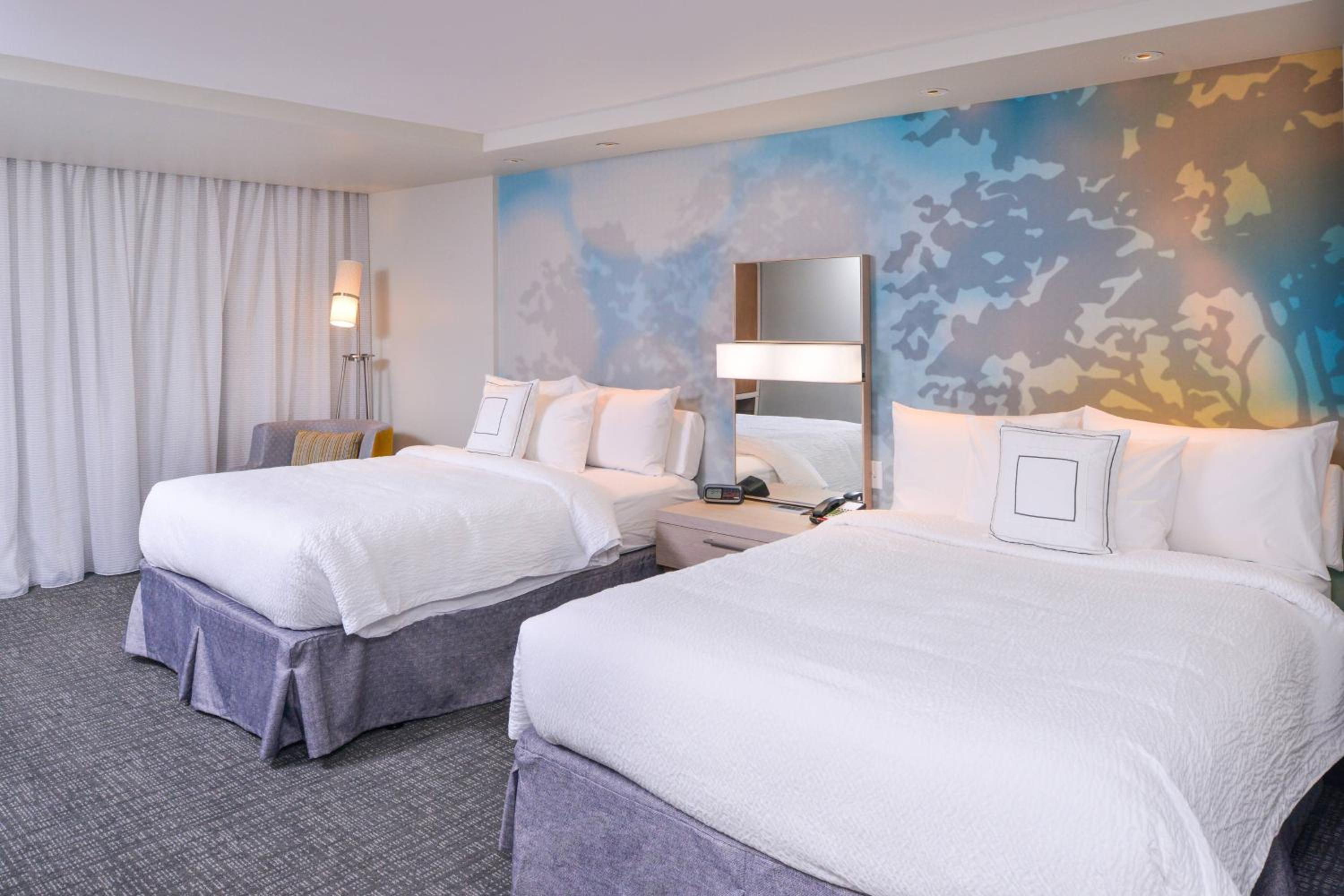 Queen Room with Two Queen Beds and Adapted Tub - Mobility Accessible