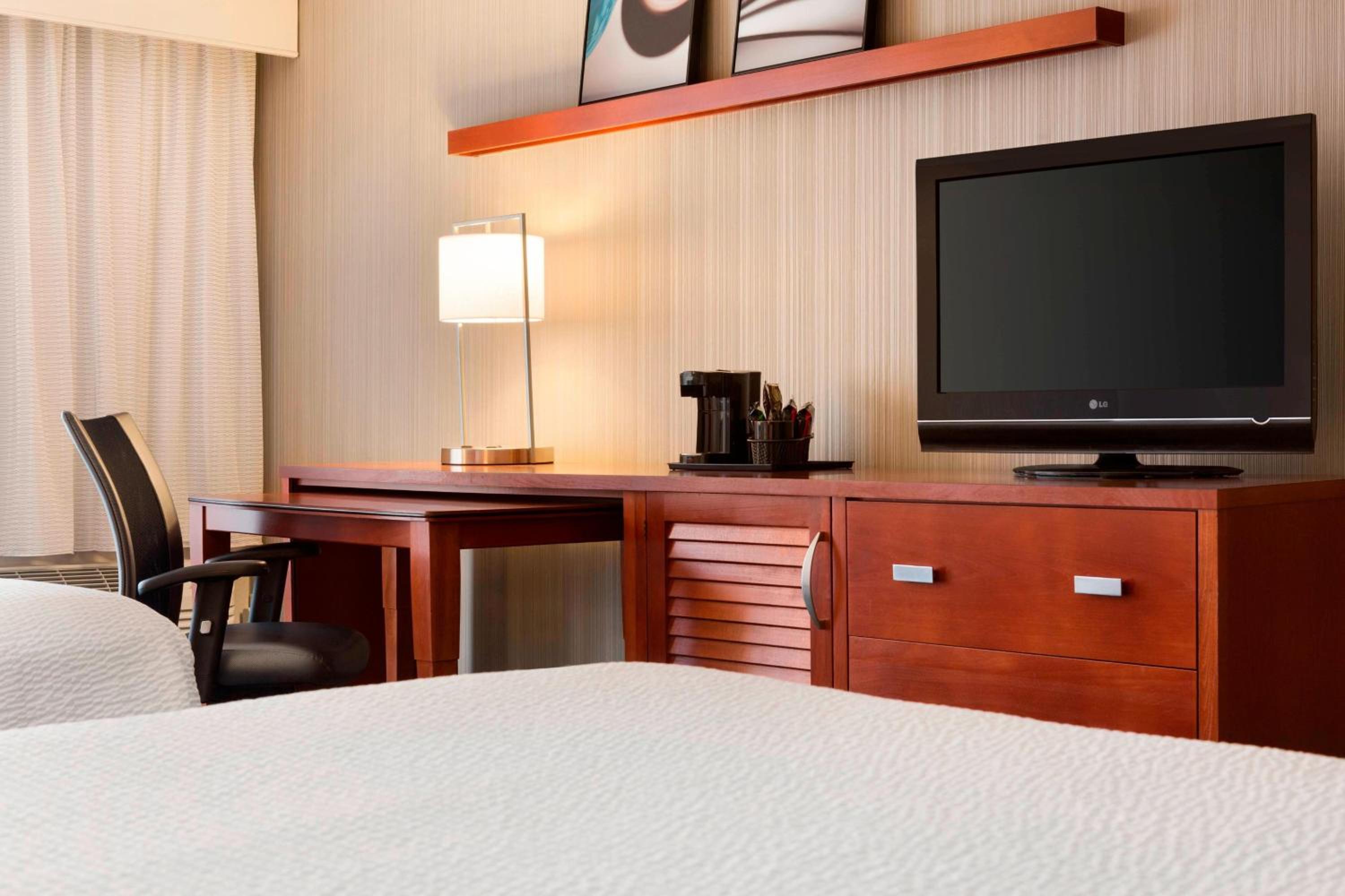 Queen Room with Two Queen Beds - Photo 3