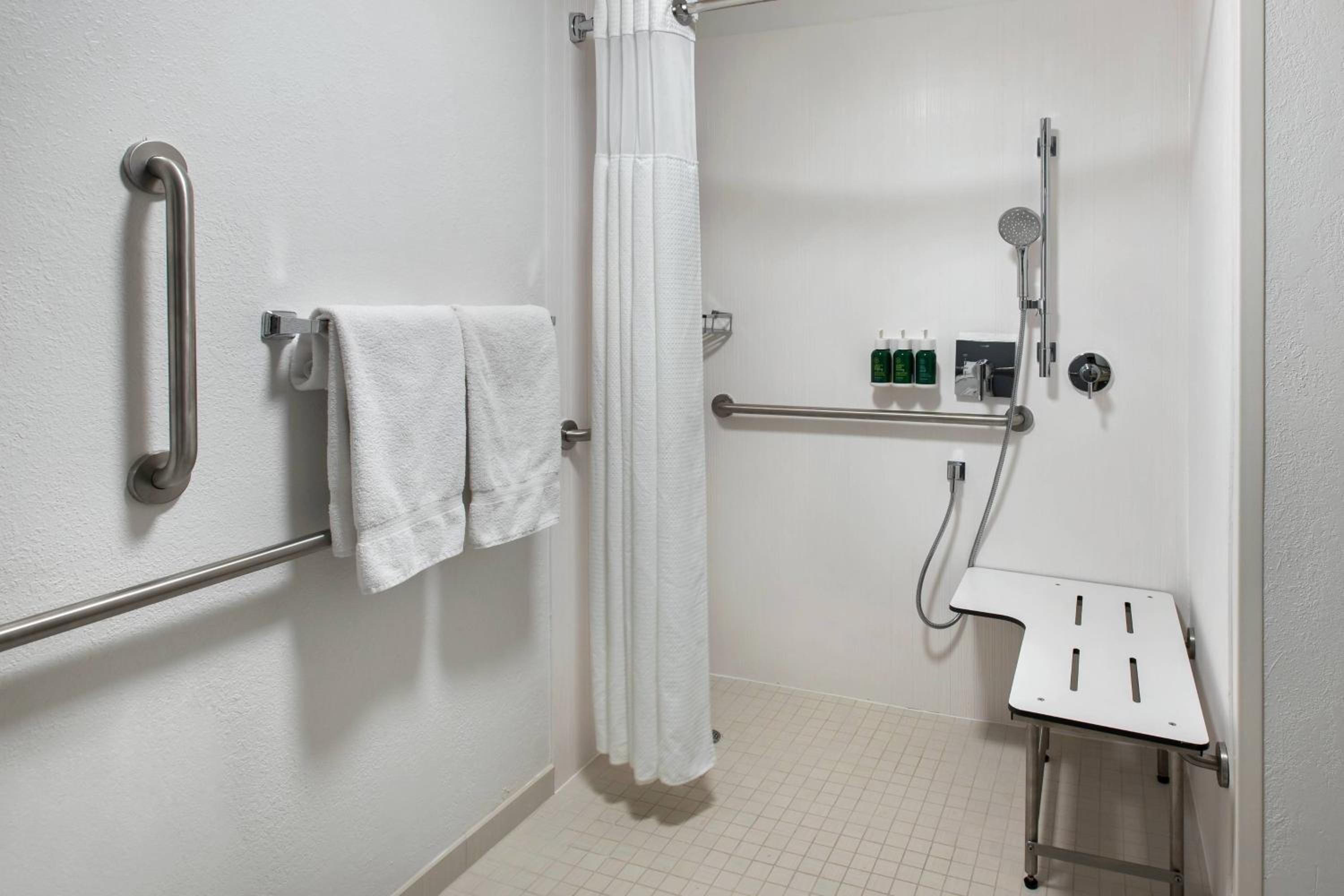 Queen Room with Two Queen Beds and Roll-in Shower - Mobility and Hearing Accessible - Photo 4