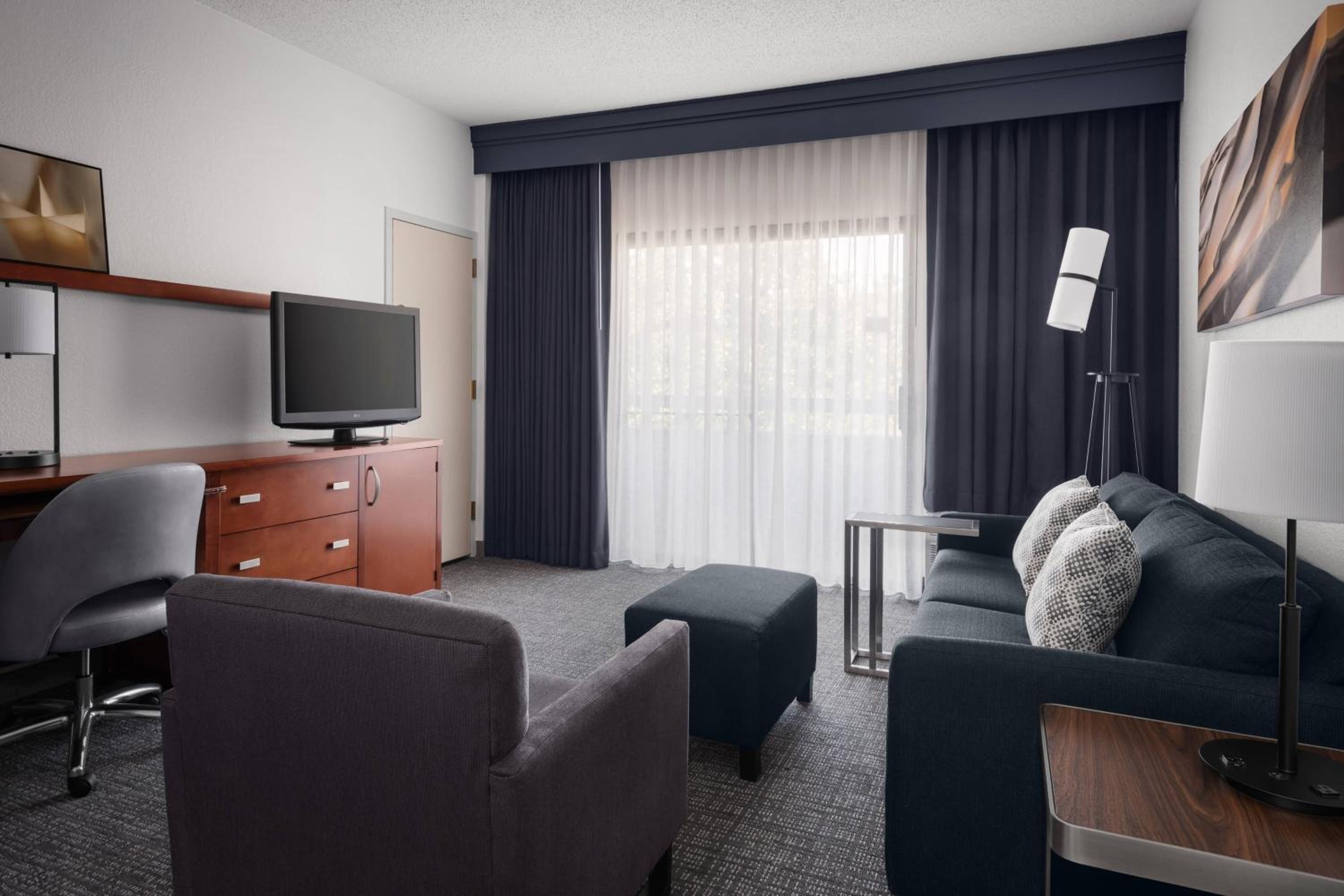 1 Bedroom Suite, 2 Double, Sofa bed - Photo 2