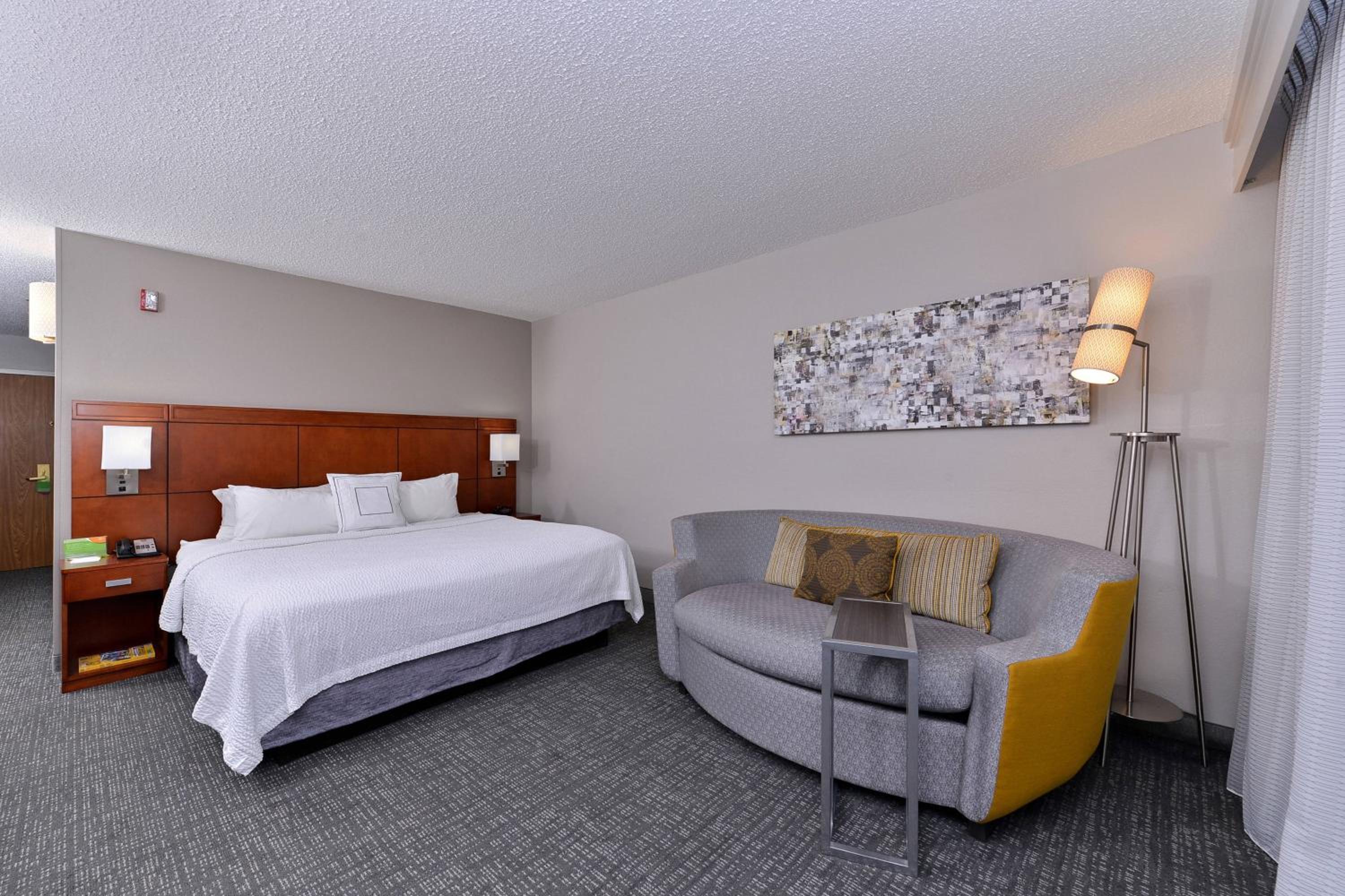 King Room with Sofa Bed - Photo 1