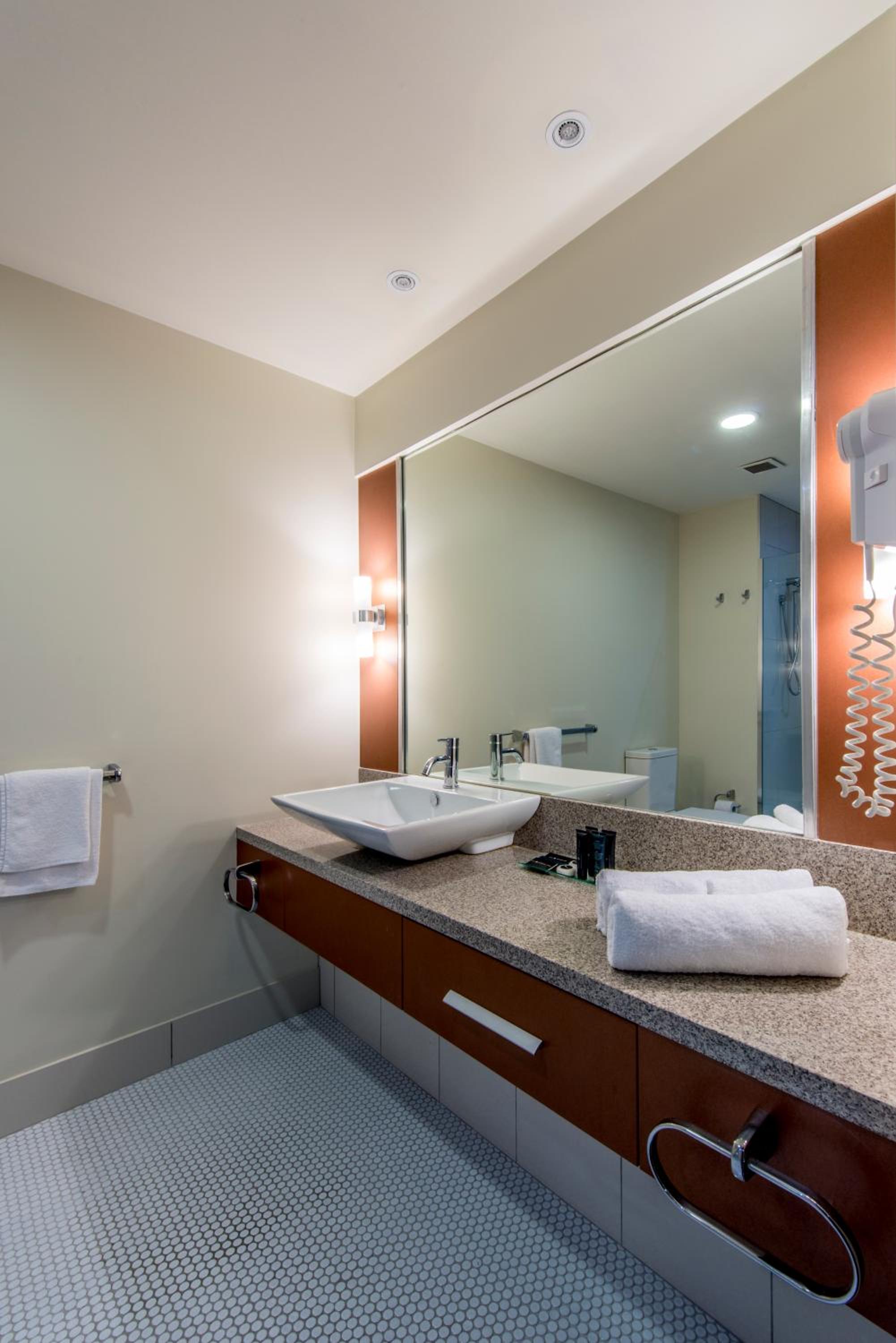 Executive Twin Suite thumbnail 6