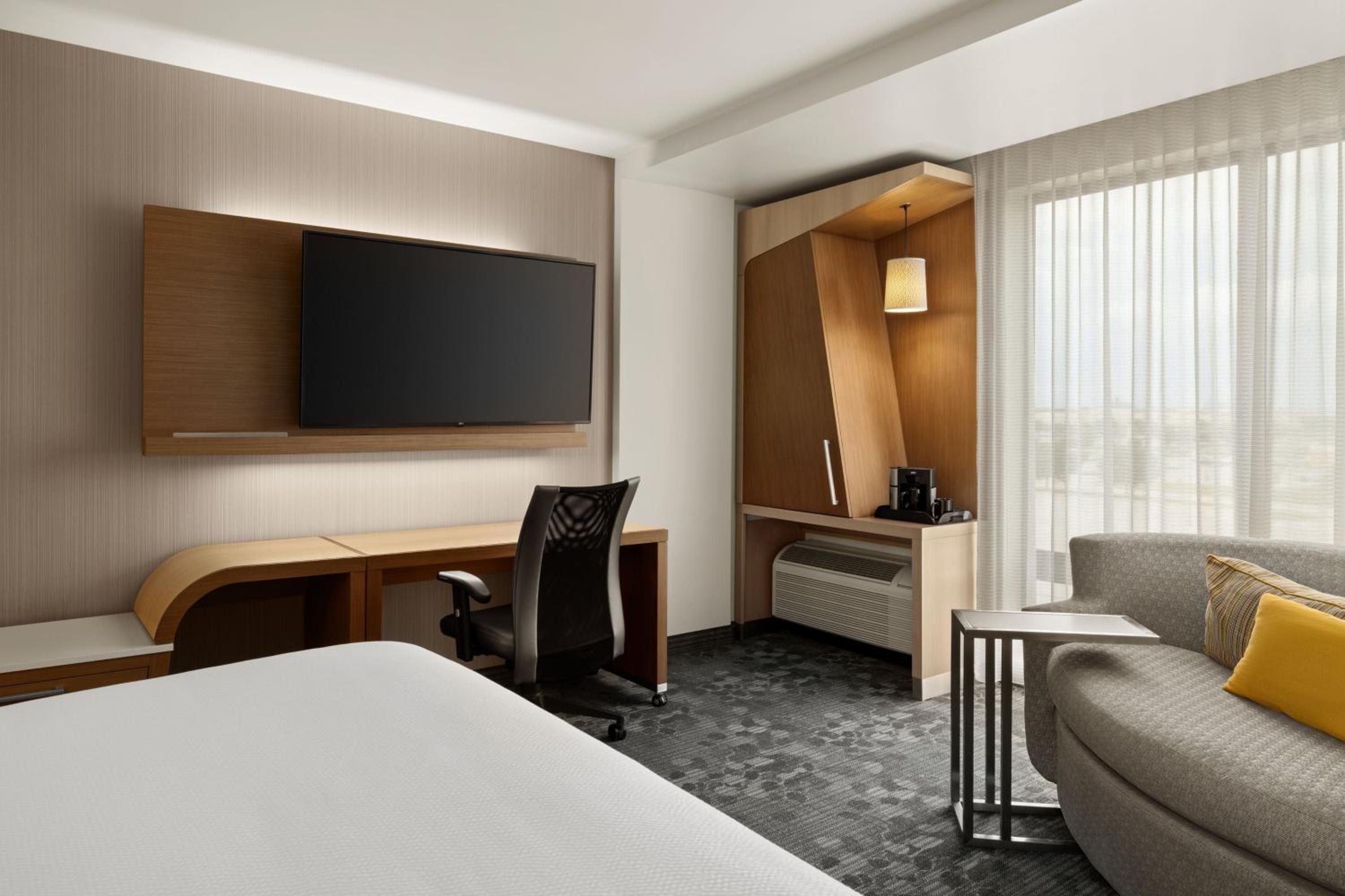 King Room with Sofa Bed and Bathtub - Mobility Access