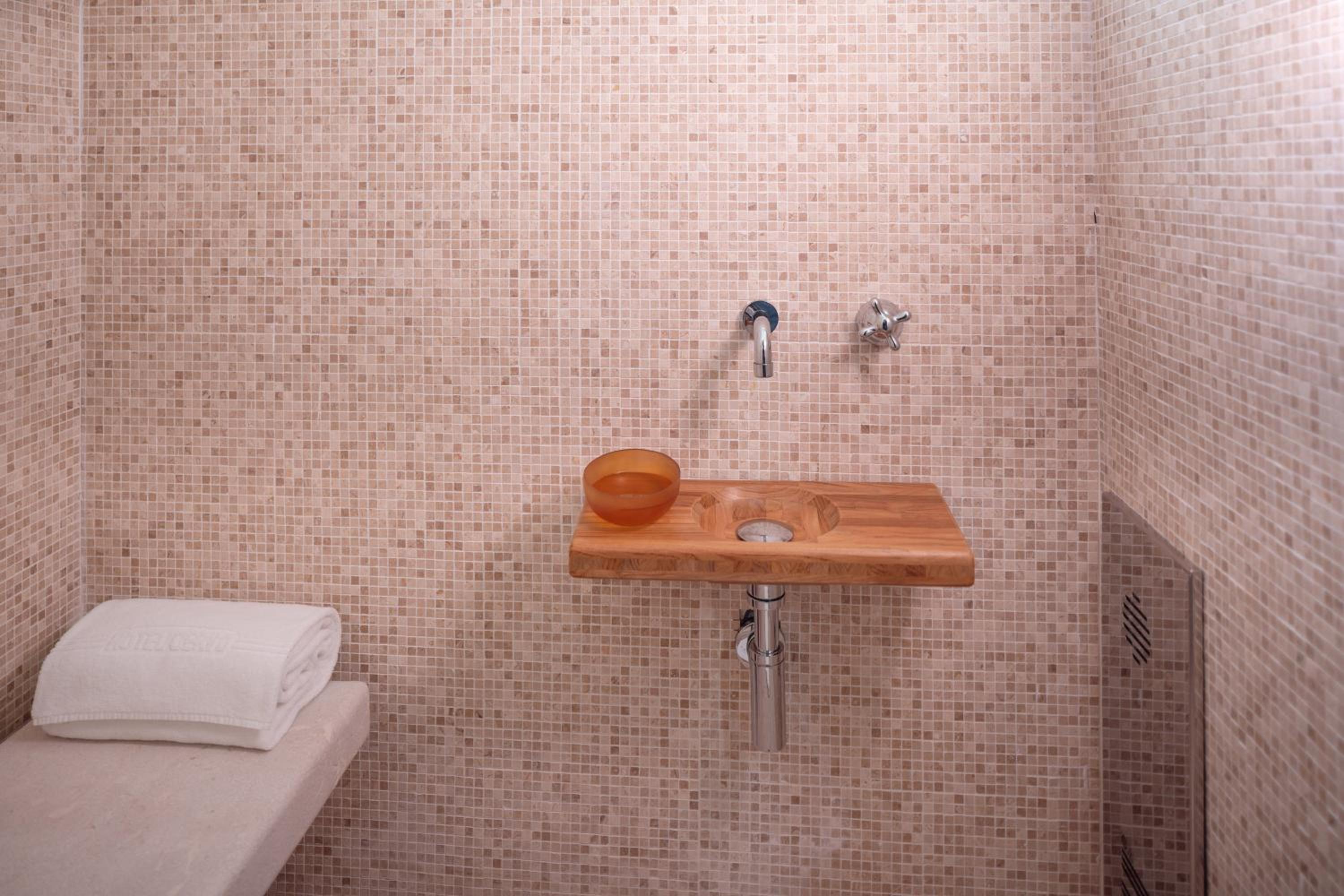 Two-bedroom Deluxe Suite, King size bed, pool or canal view, terrace, photo 6
