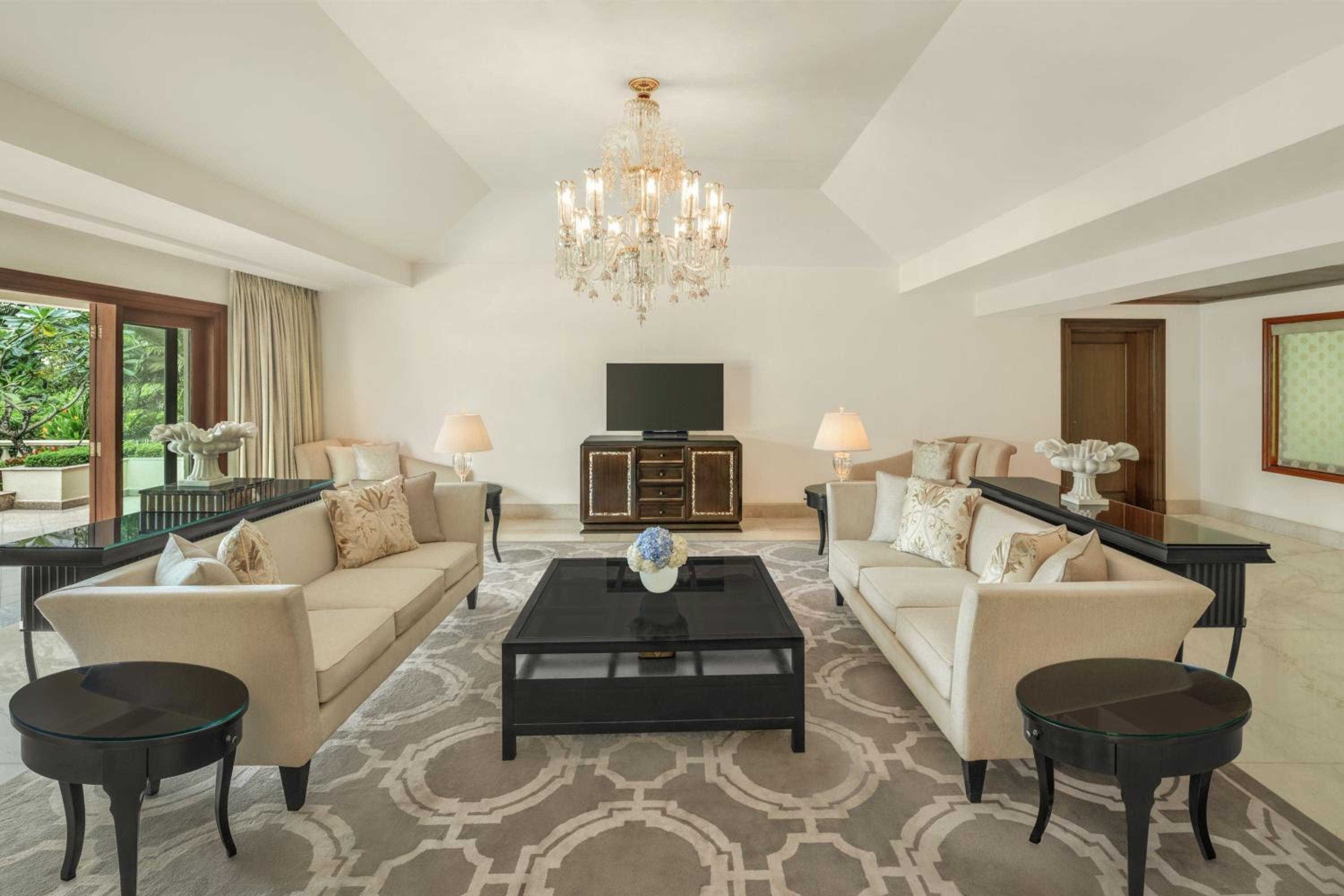 Presidential Villa, 3 Bedroom Villa, Golf View, Plunge Pool- Private round trip Dabolim airport transfers