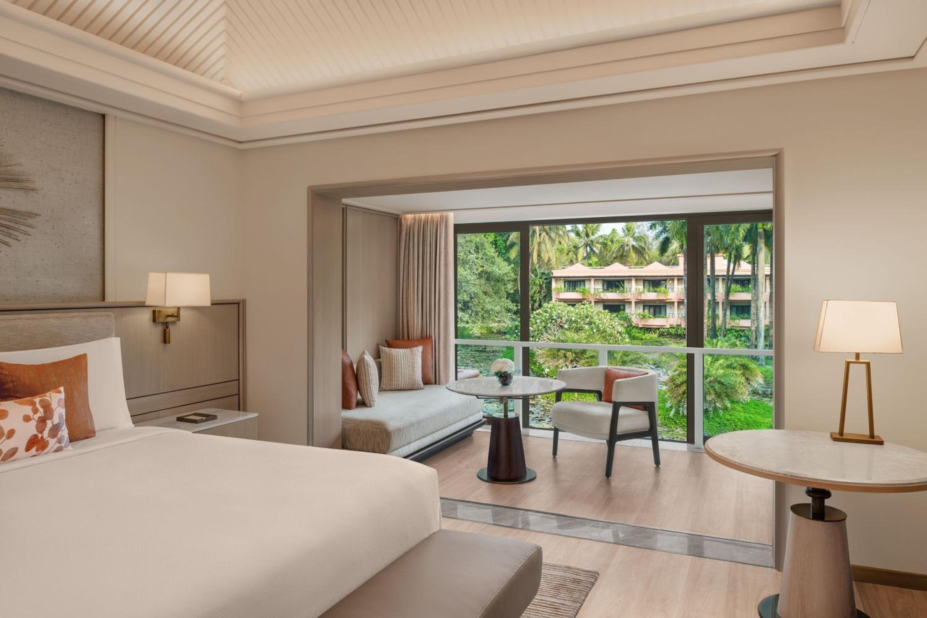 Conservatory Premier Room, 1 King, Lagoon View  - Photo 5