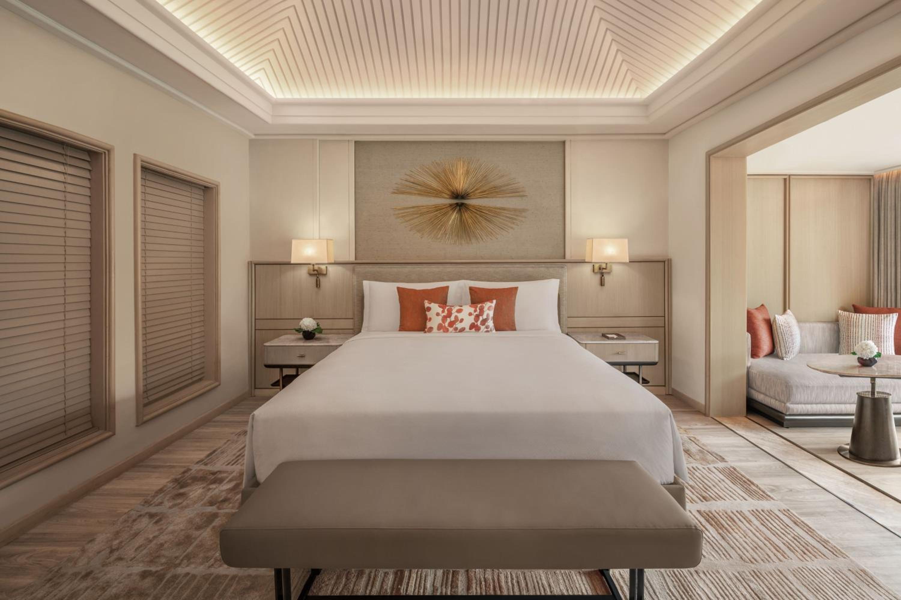 Conservatory Premier Room, 1 King, Lagoon View  - Photo 3