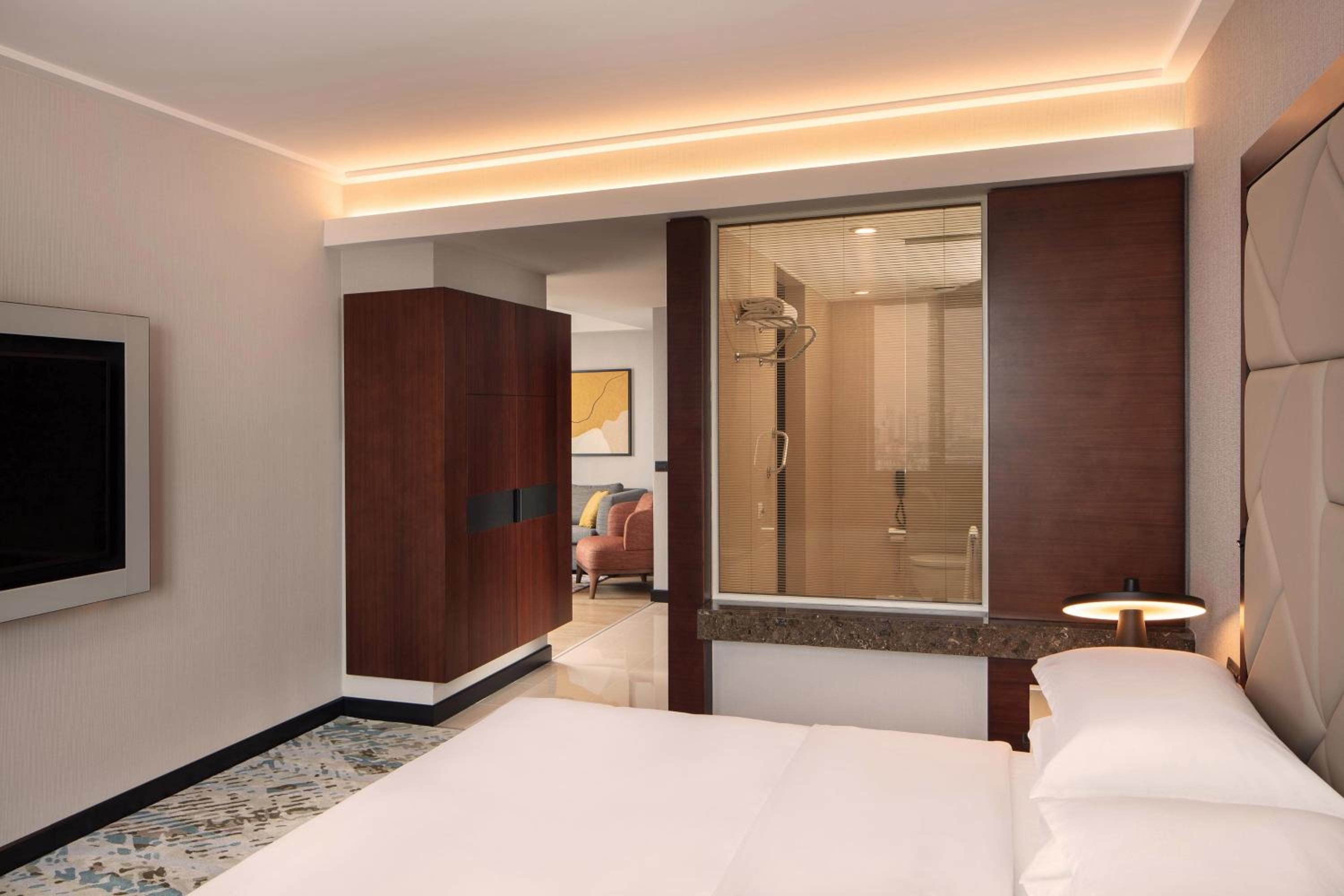Corner Suite with Panoramic City View