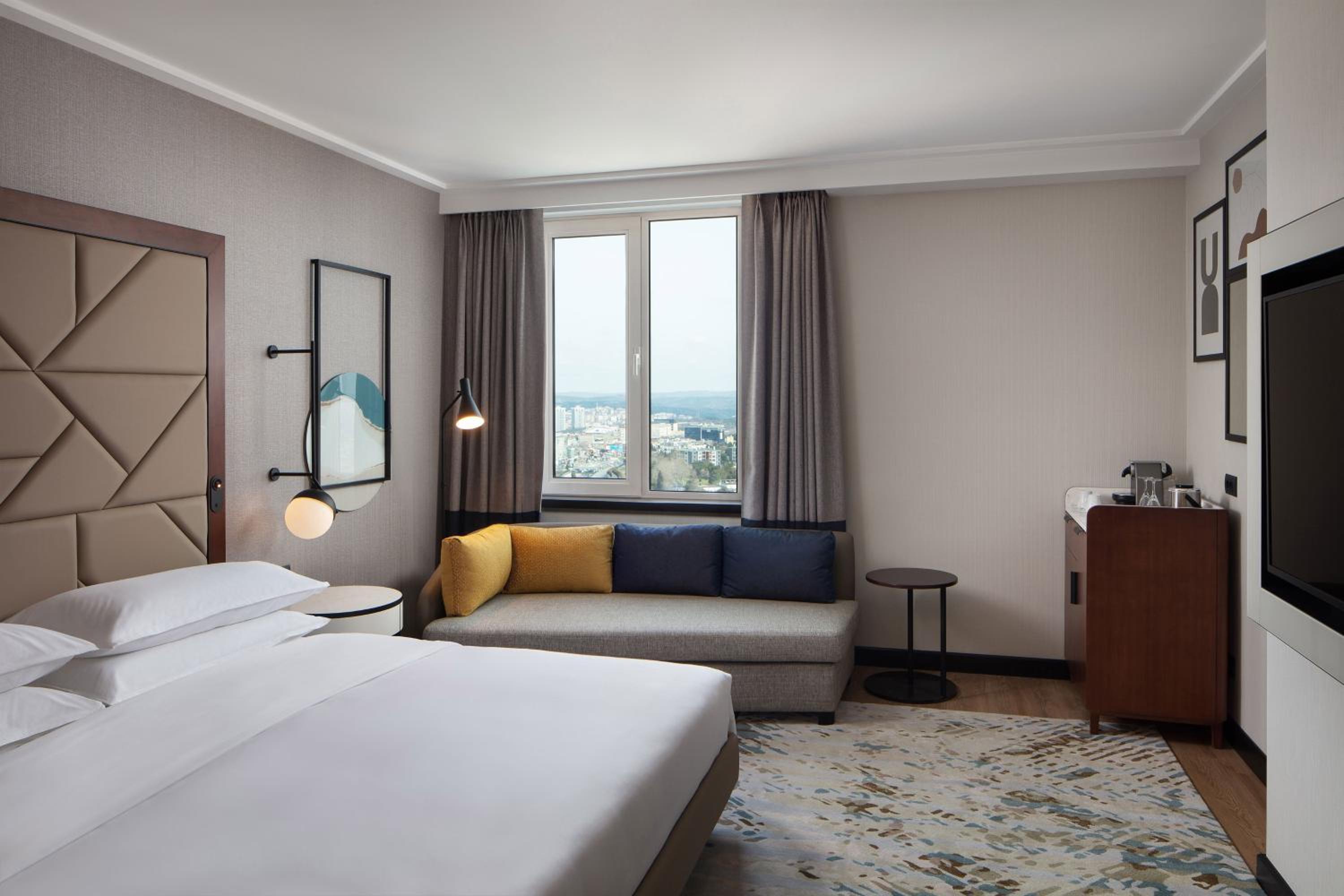 Corner Suite with Panoramic City View