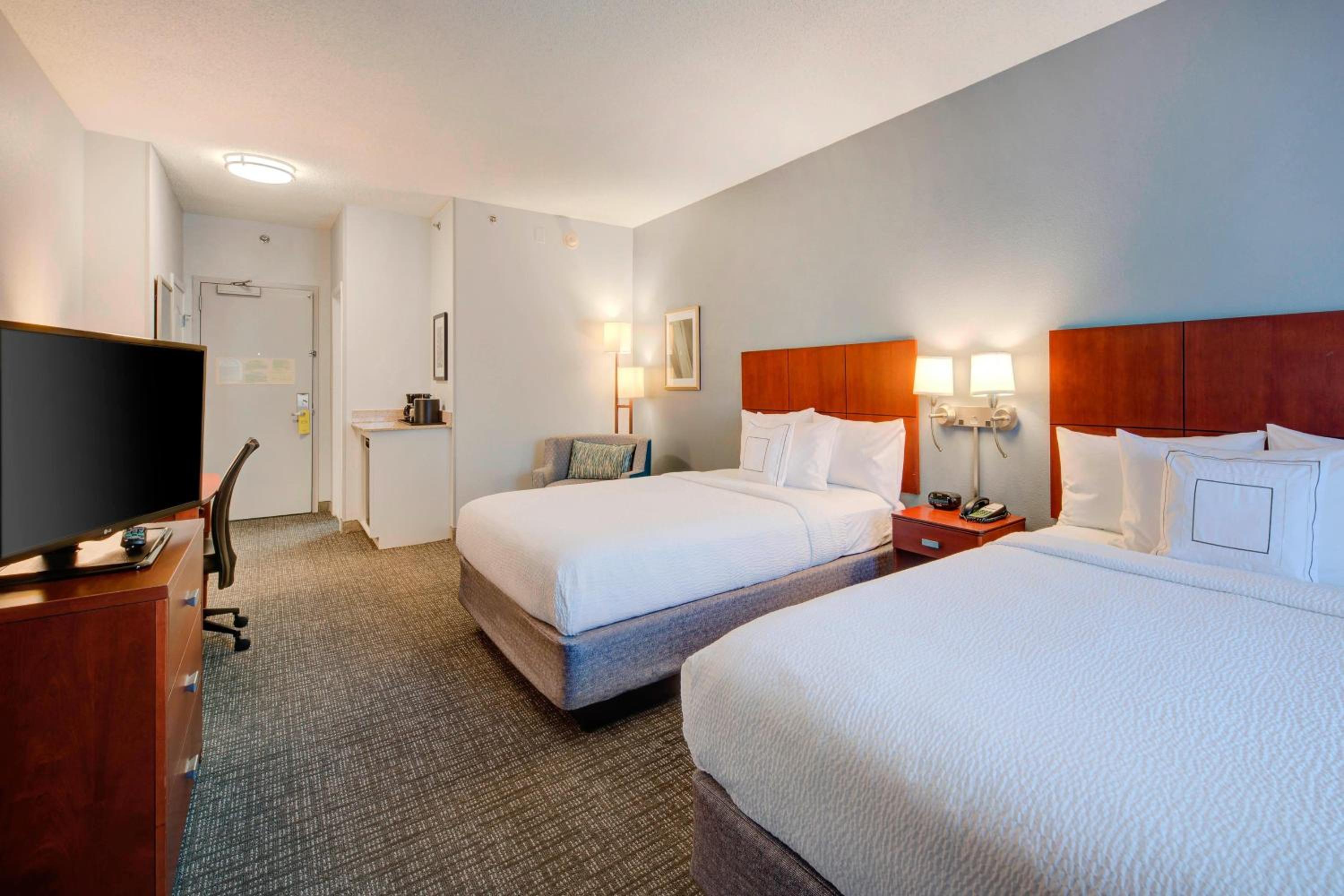 Queen Room with Two Queen Beds photo 1