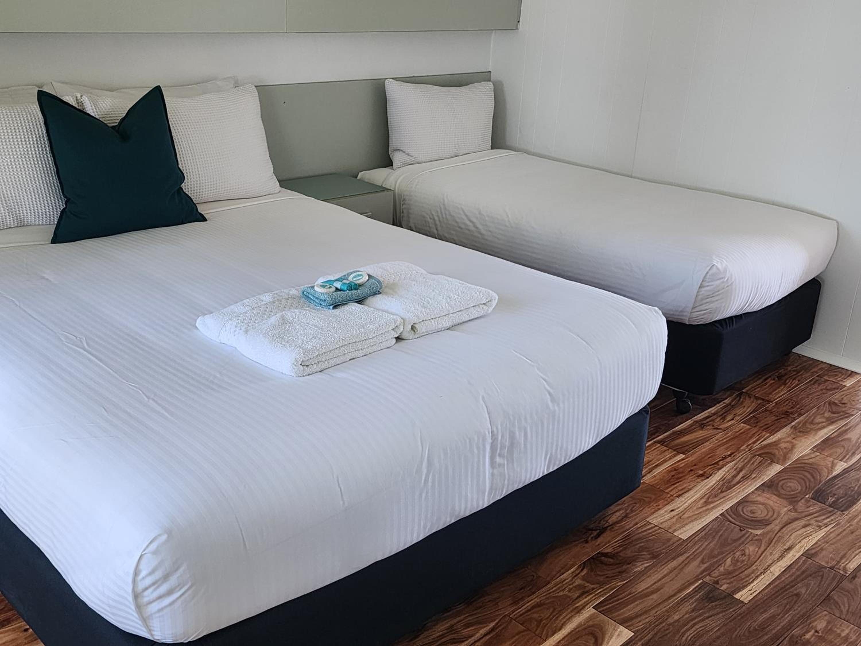 River View Family Suite (R17) - Queen Bed And 3 Singles, photo 6