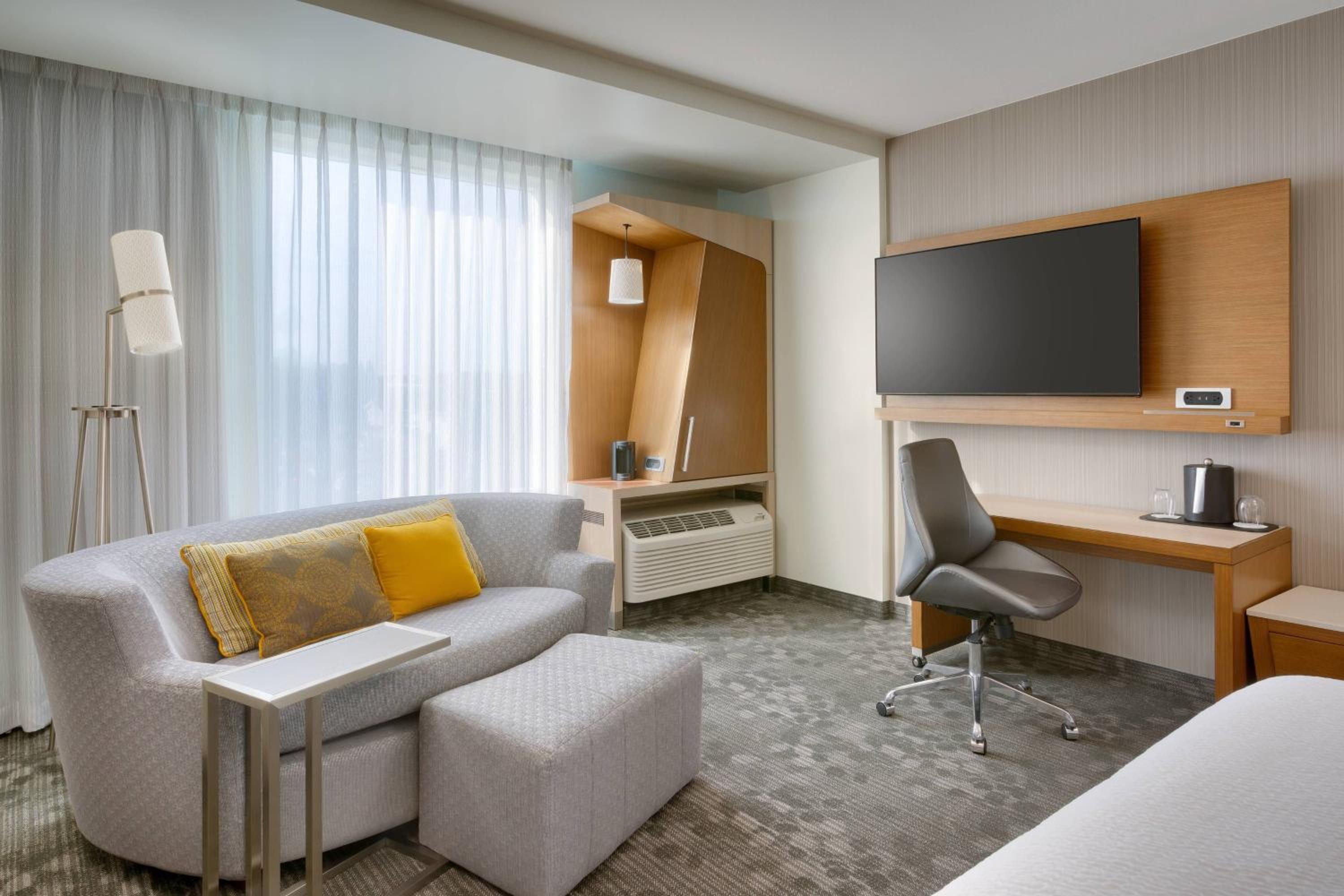 King Room with Sofa Bed and Adapted Tub - Mobility Accessible