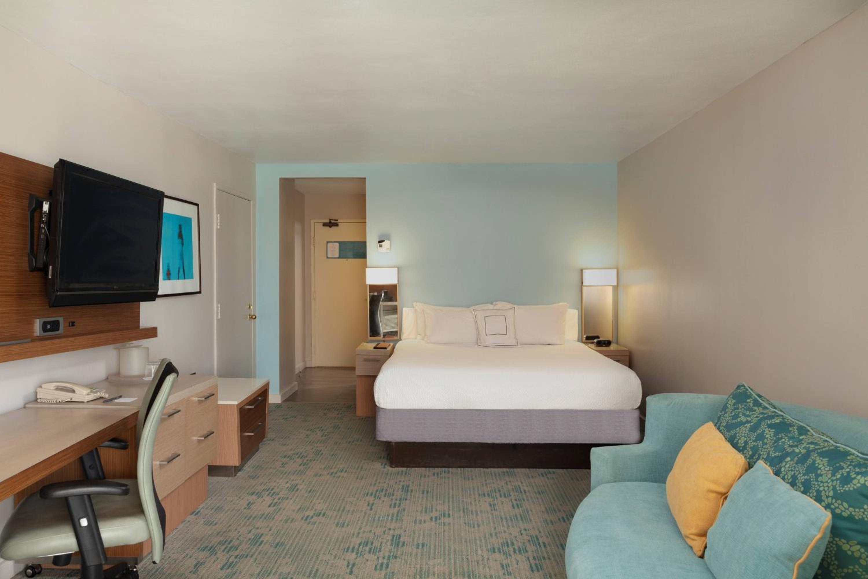 King Room with Sofa Bed, Ocean and Pool View and Transfer Shower - Mobility and Hearing Accessible