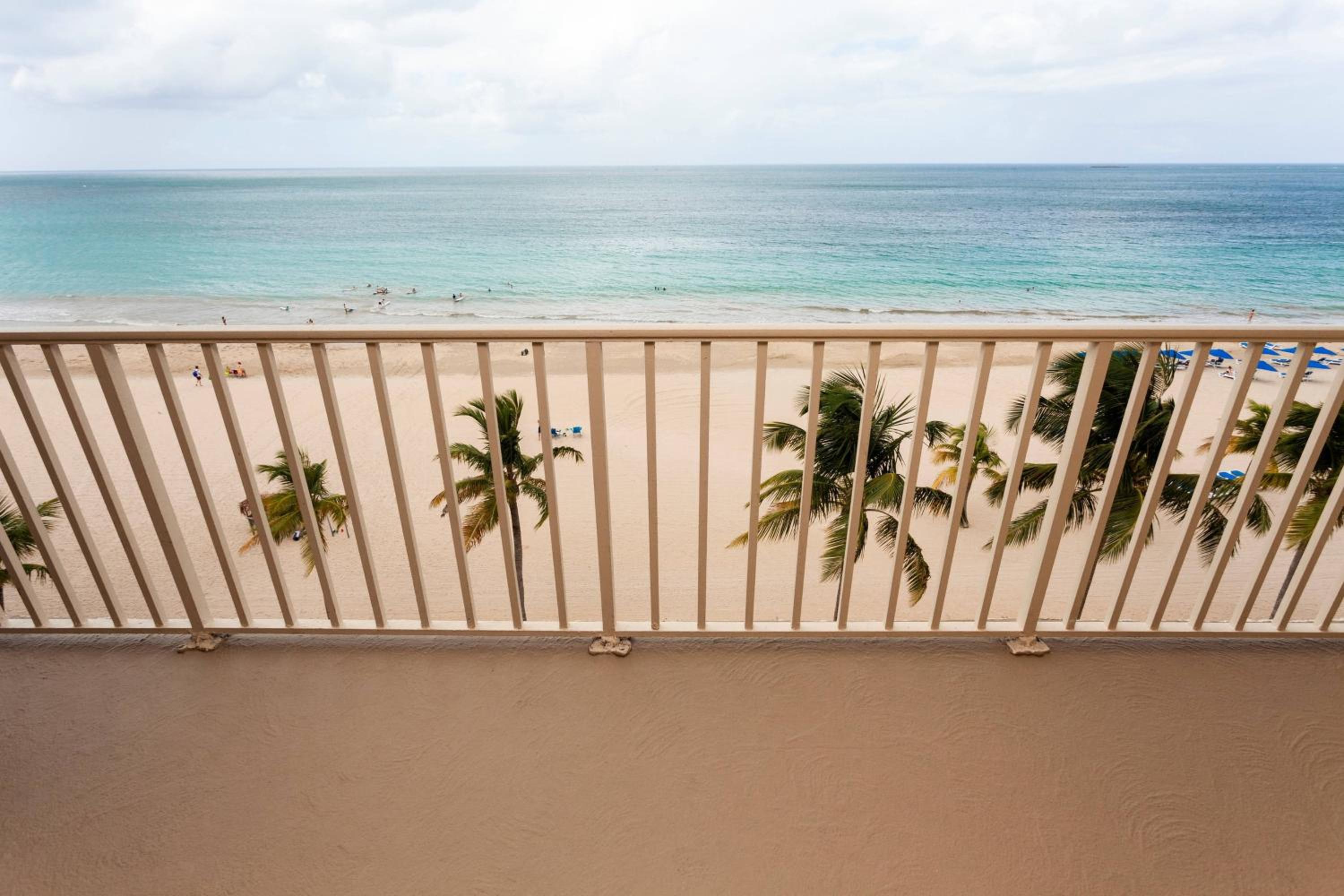 Oceanfront Jr Suite, 1 King, Sofa bed, Corner Room - Photo 2