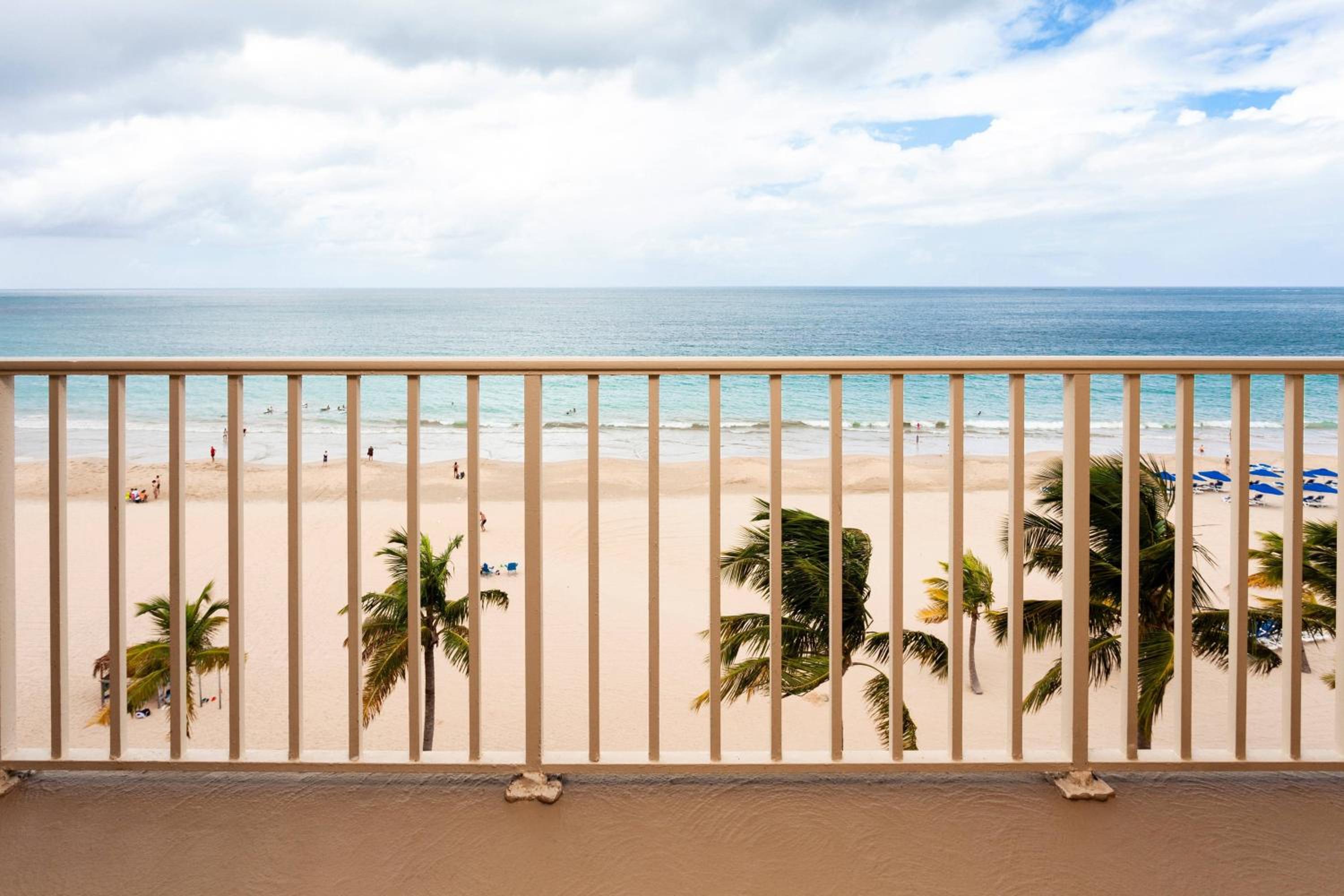 Oceanfront Jr Suite, 1 King, Sofa bed, Corner Room - Photo 3