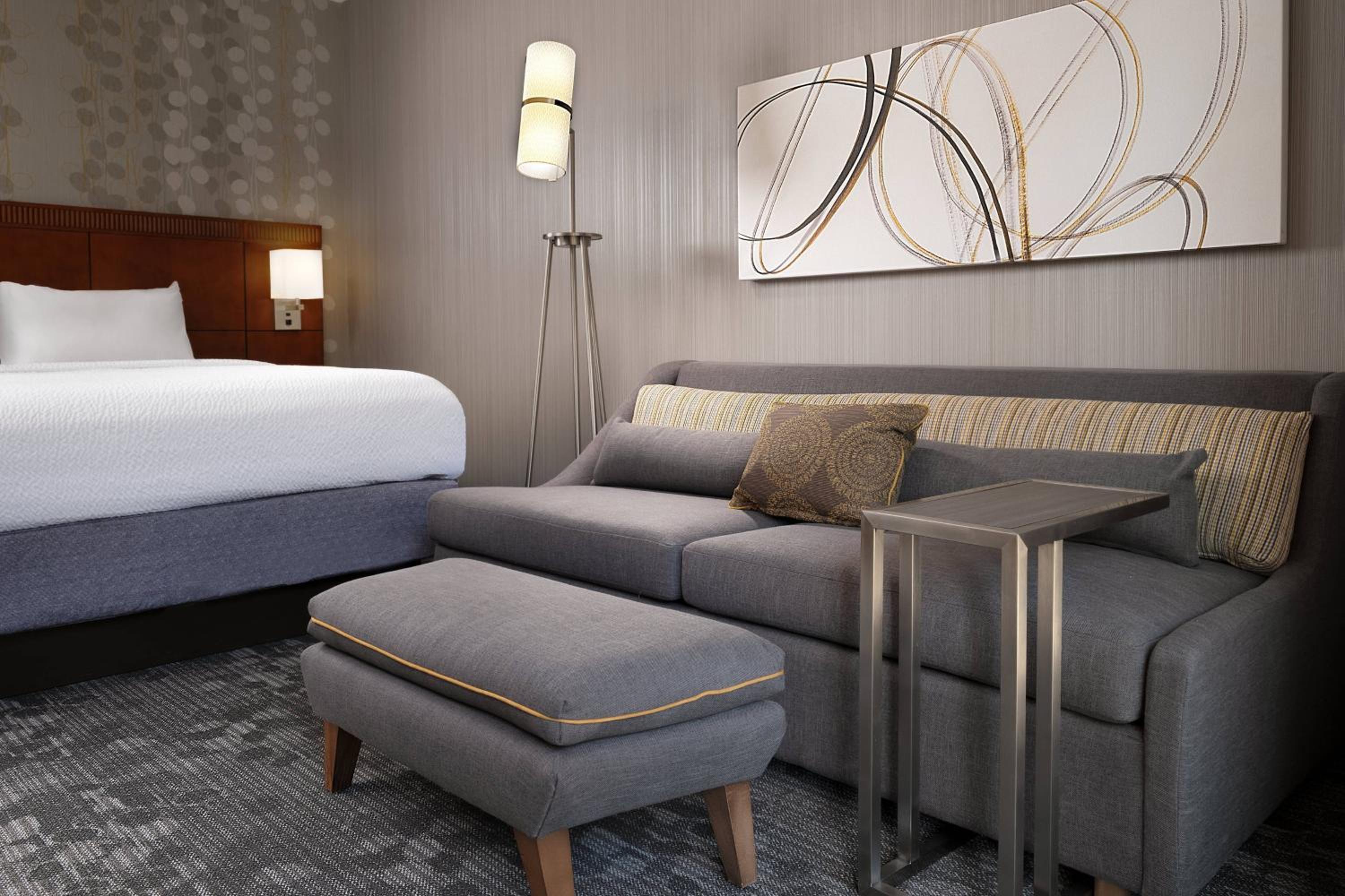 King Room with Sofa Bed - Photo 4