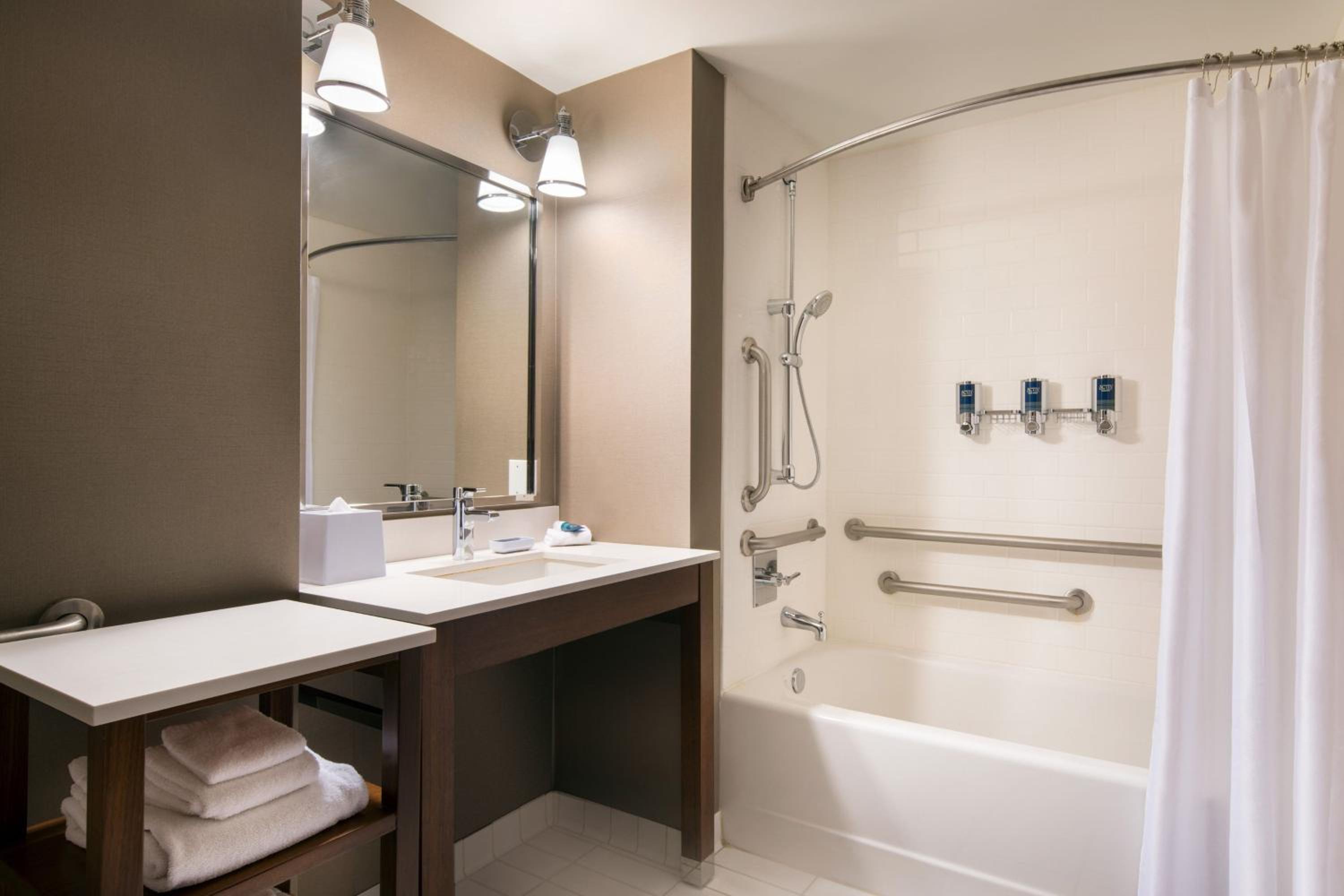 Double Room with Tub and Golf View - Mobility/Hearing Accessible