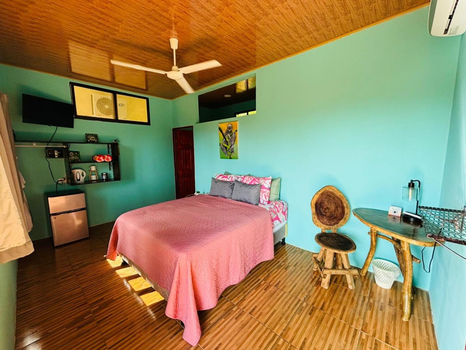 Sloths room photo 1