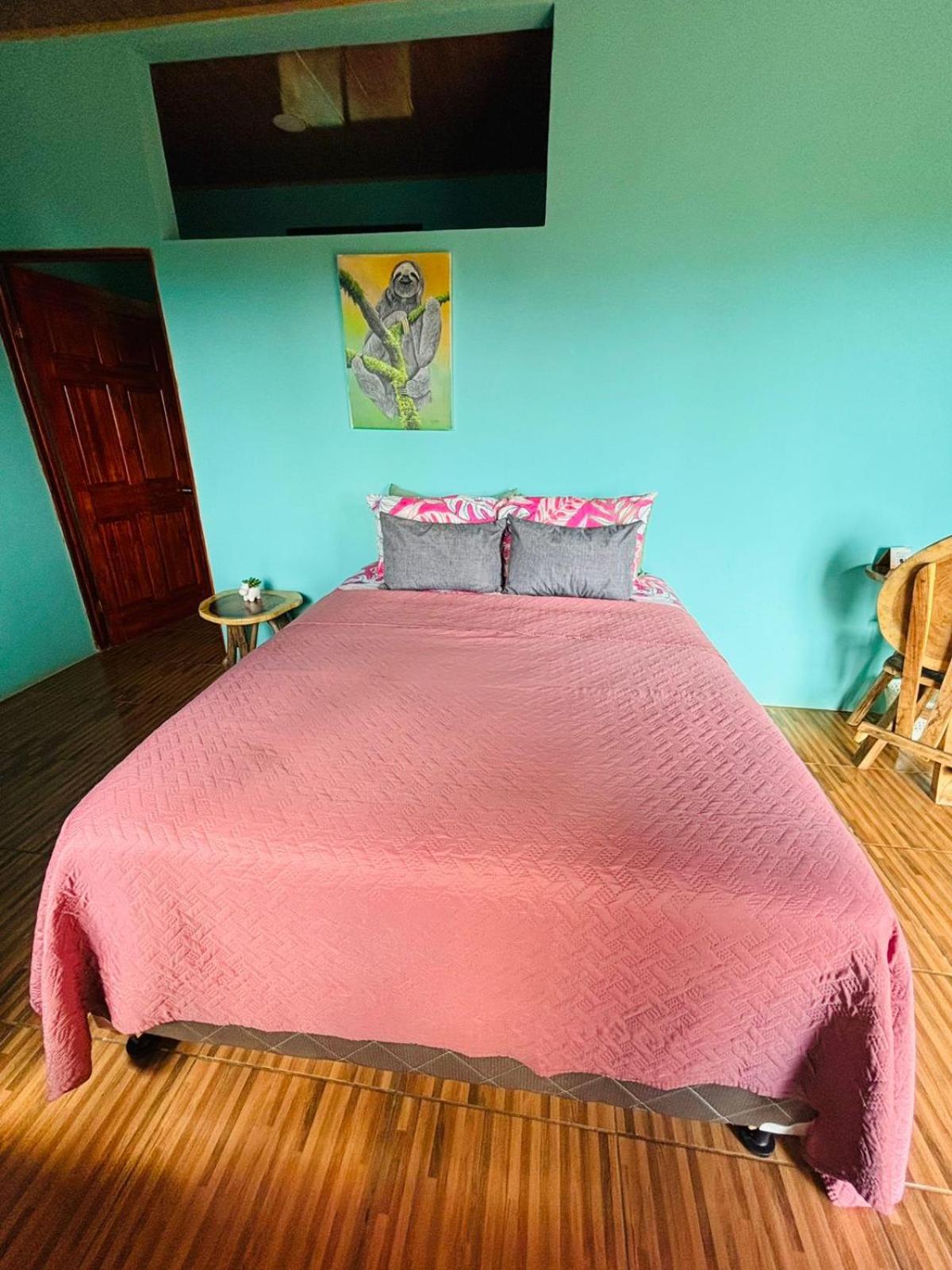 Sloths room photo 2