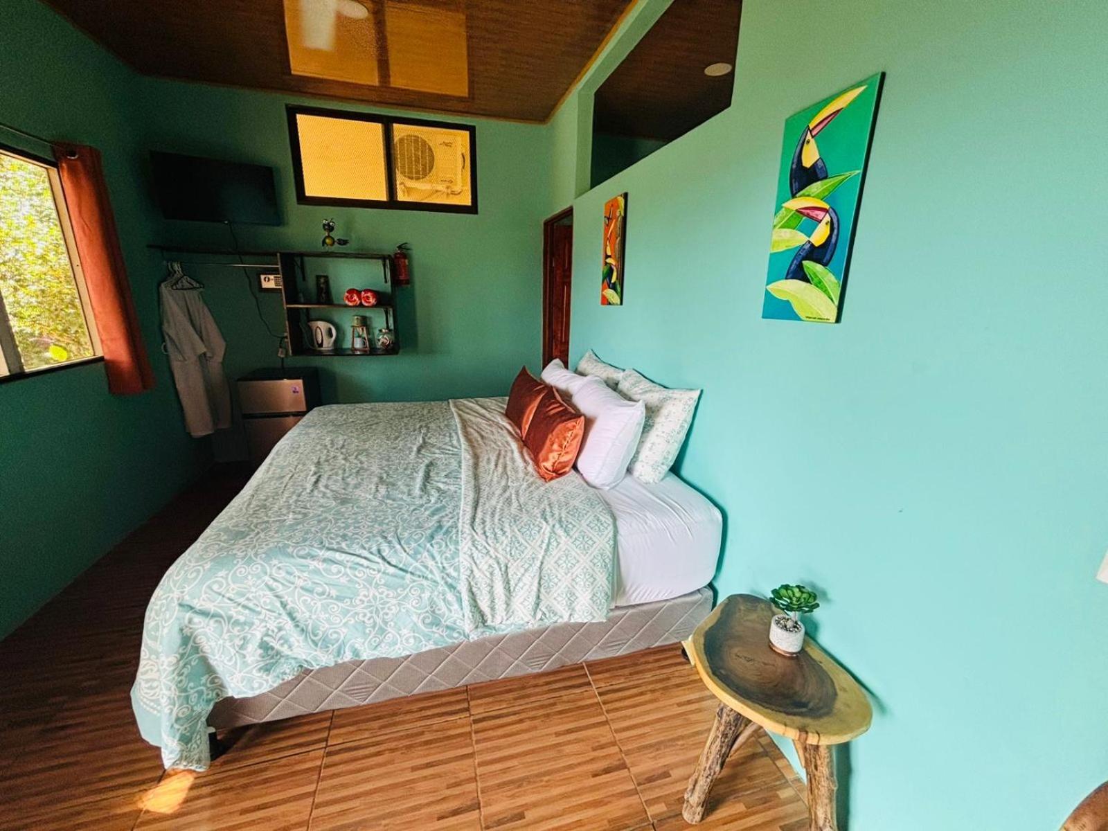 Toucans room photo 2