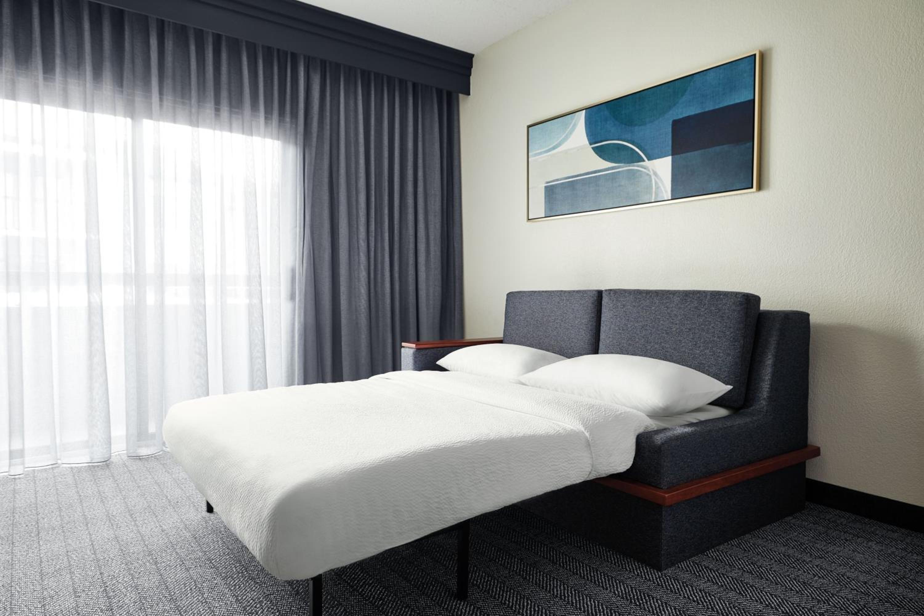 King Room with Sofa Bed - Photo 4