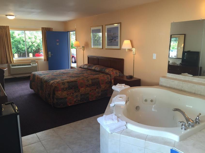 King Room with Whirlpool - Photo 3