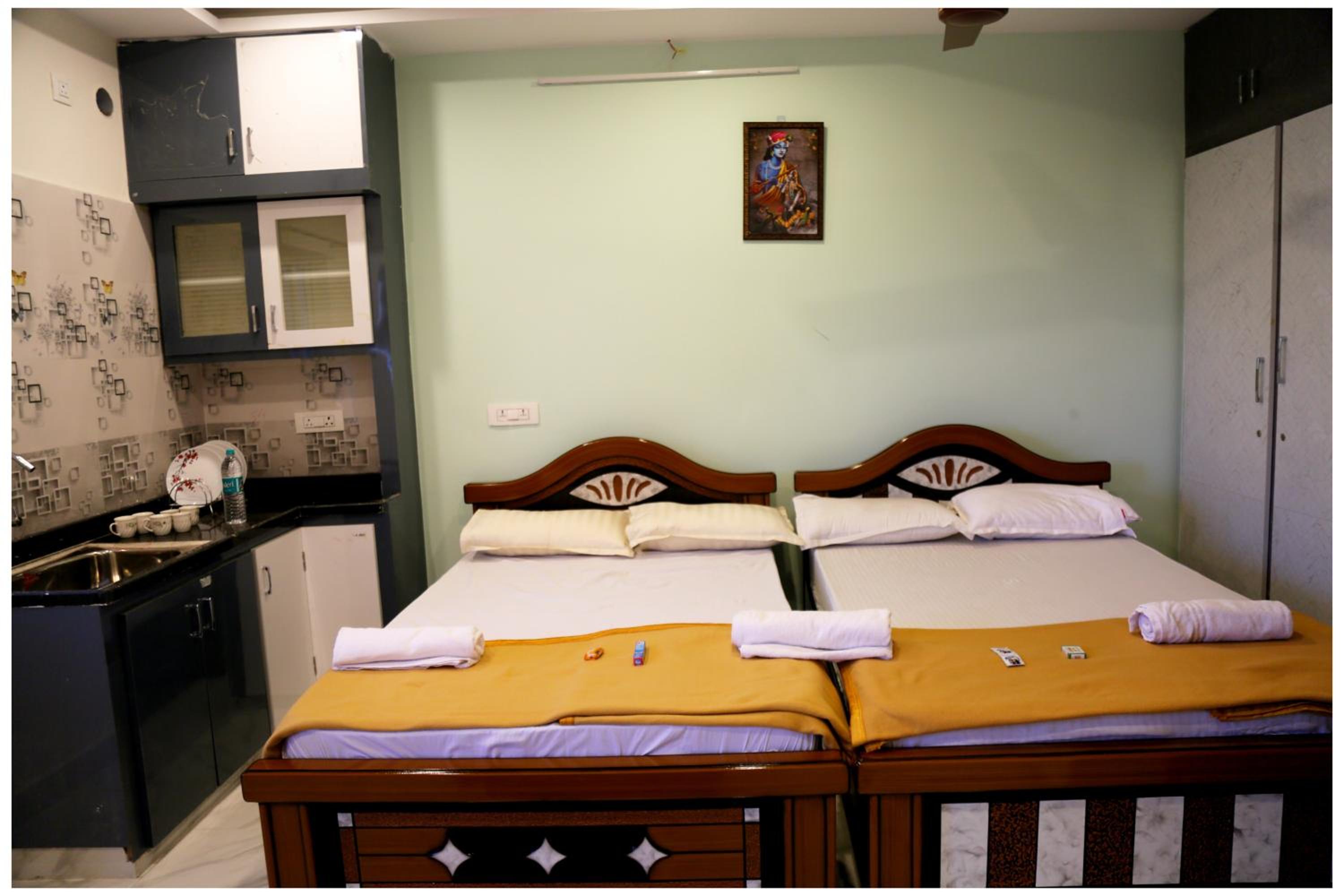 Queen Room with Two Queen Beds photo 3