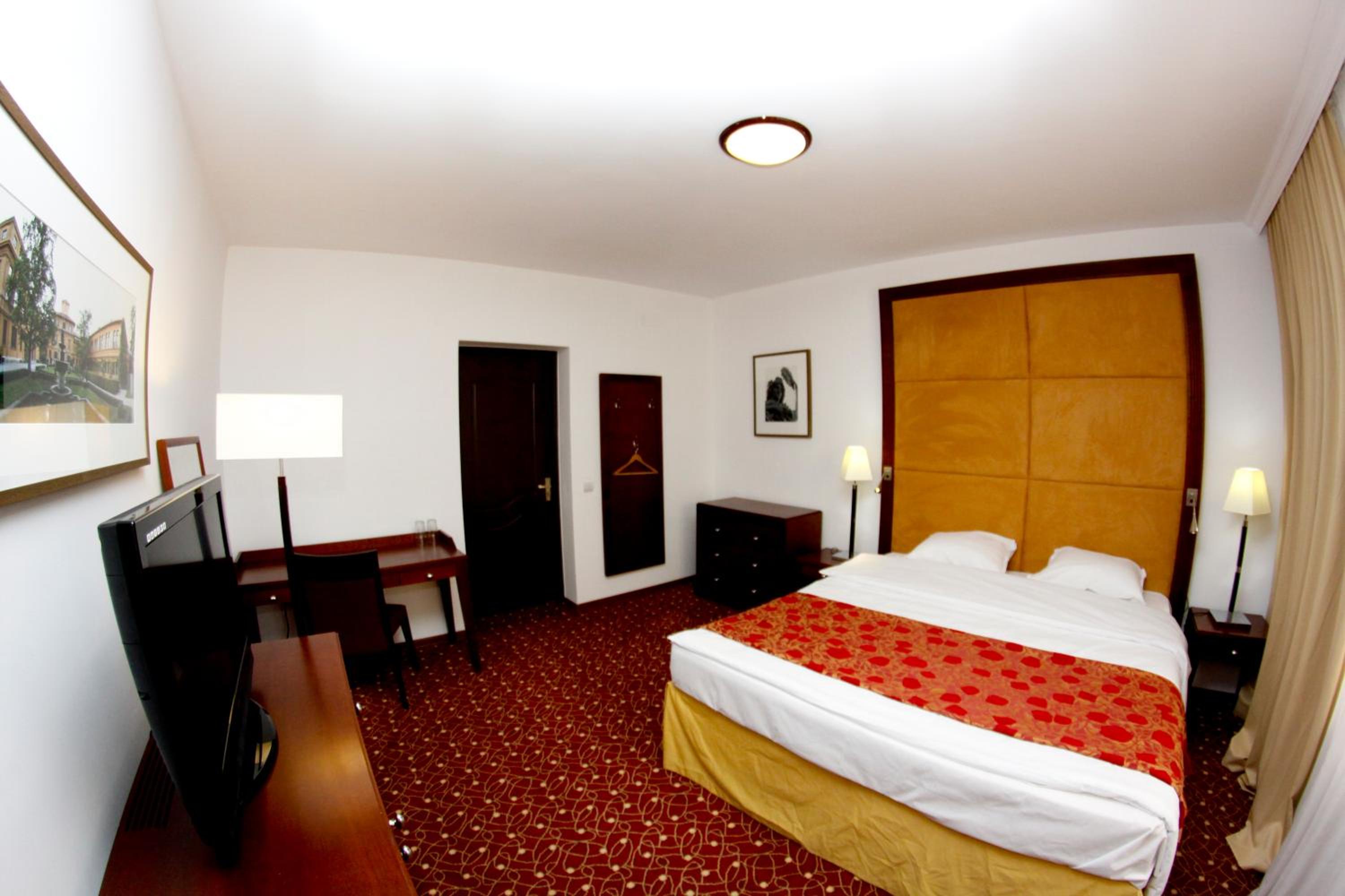 Double Room - Photo 7