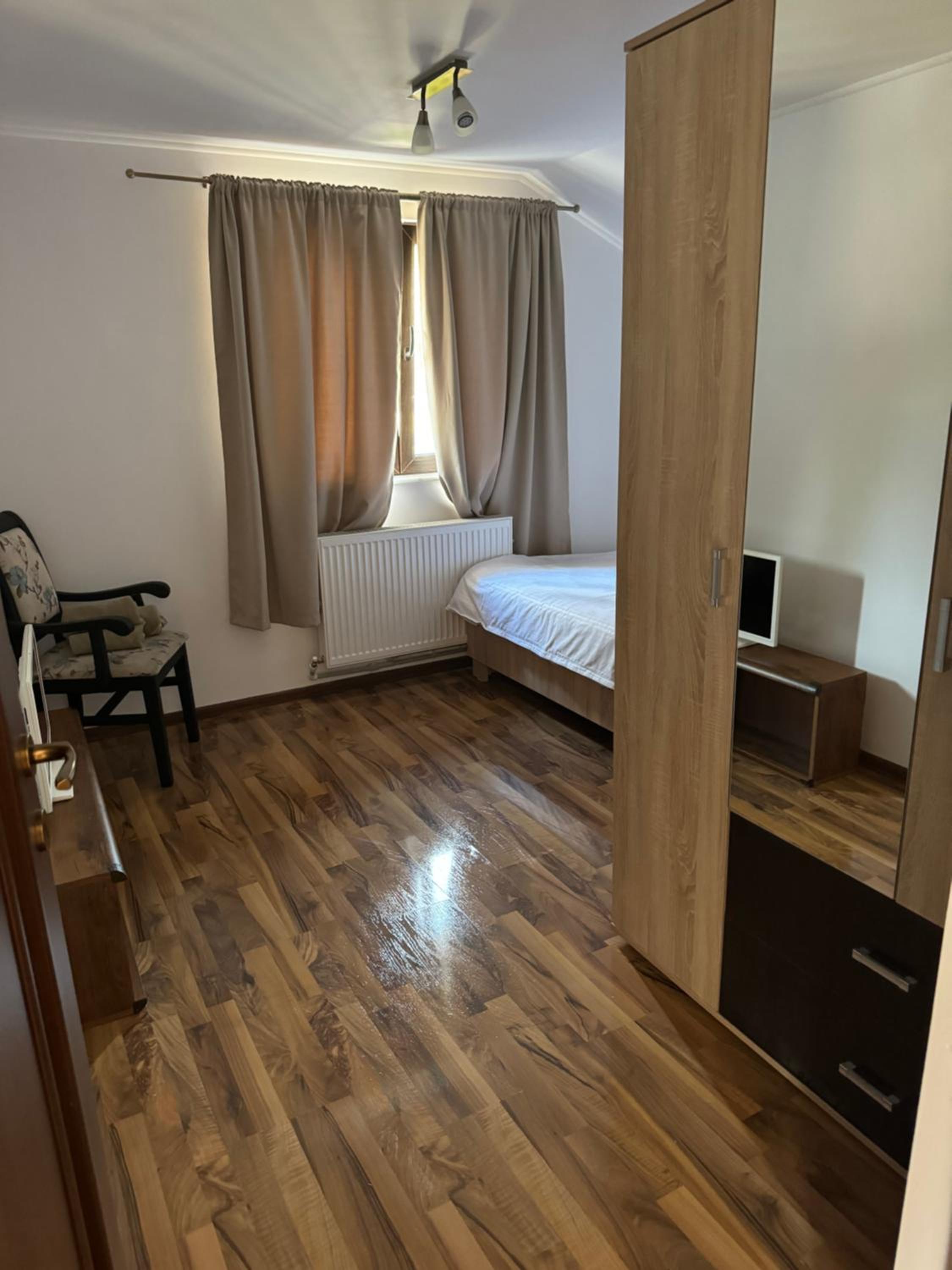 Five-Bedroom House photo 1